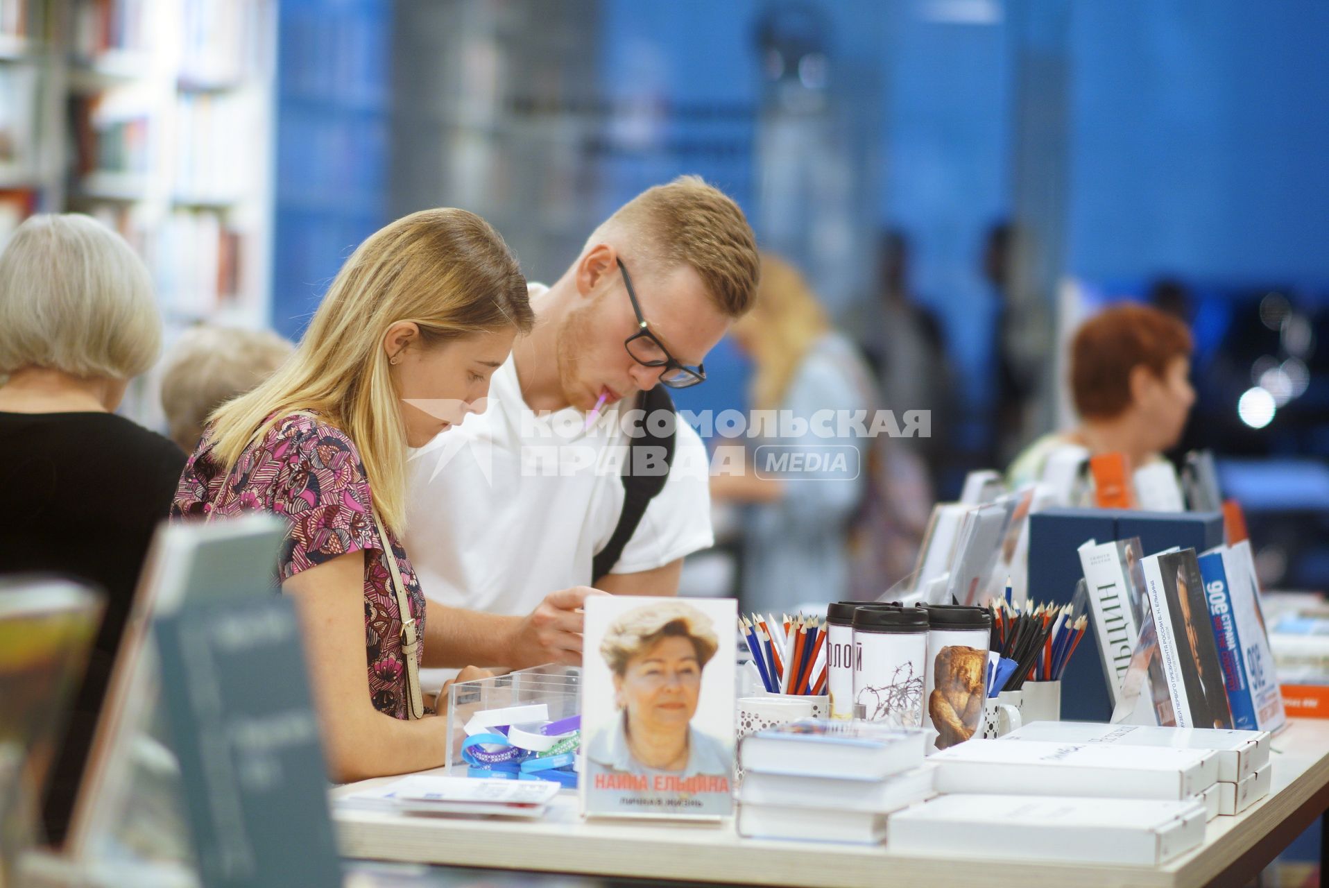 Екатеринбург. В книжном магазине \'Пиотровский\' перед началом презентации книги с мемуарами вдовы первого президента России Бориса Ельцина - Наины Ельциной.Президентский центр \'Ельцин-центр\'