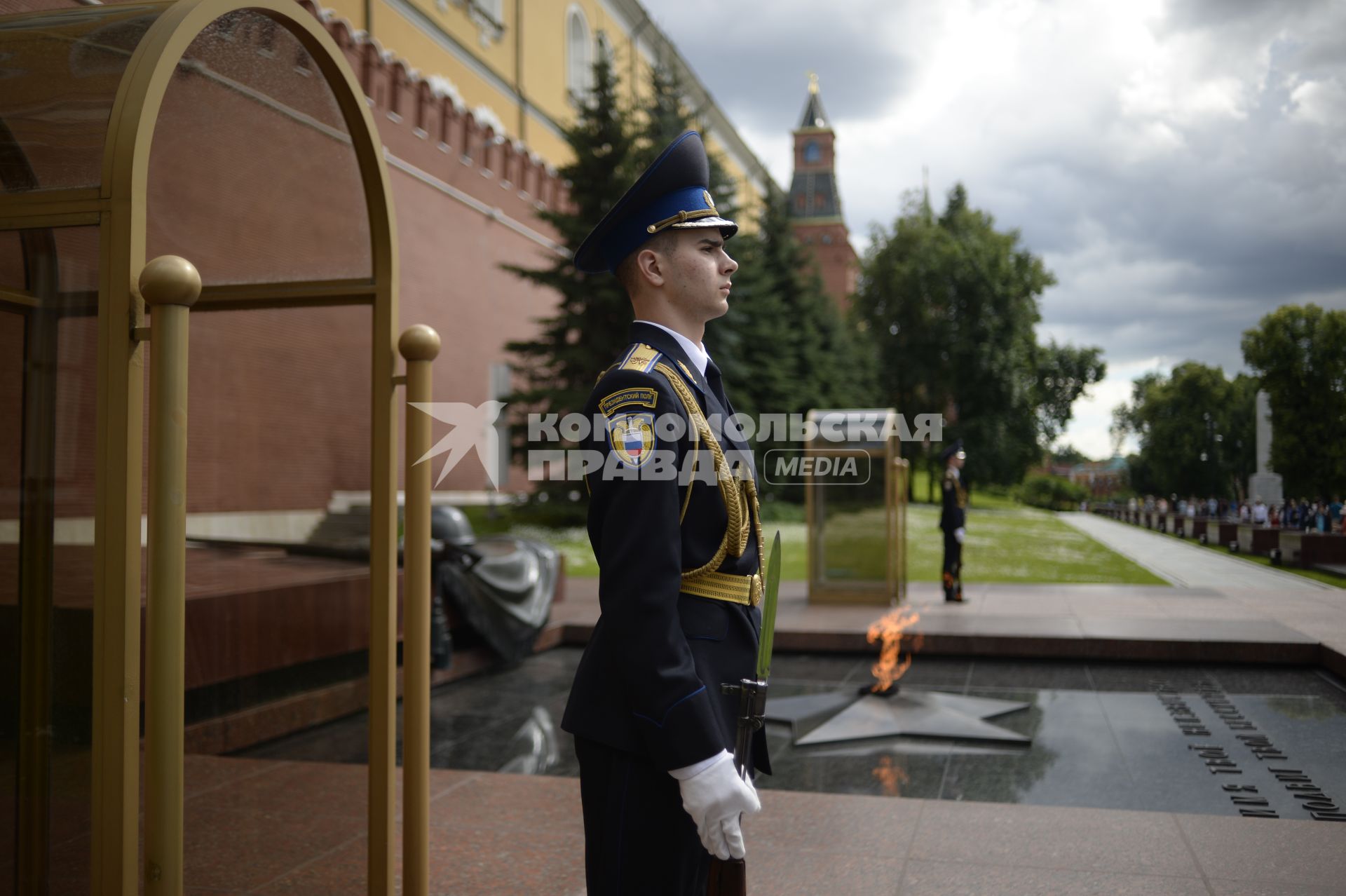 Москва.  Солдат  роты  почетного караула  у Могилы Неизвестного солдата в Александровском саду.