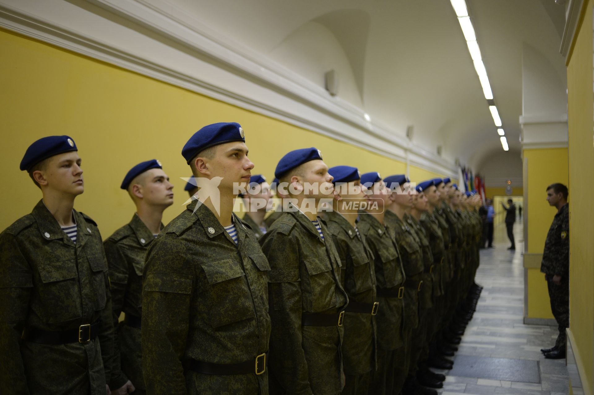 Москва. Рота почетного караула перед выходом  к Могиле Неизвестного солдата.