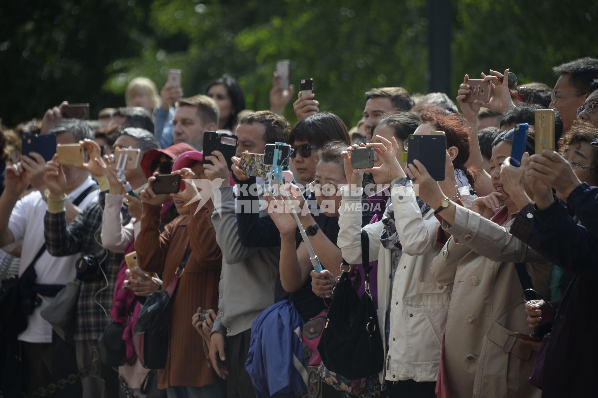 Москва.  Китайские туристы фотографируют  в Александровском саду.