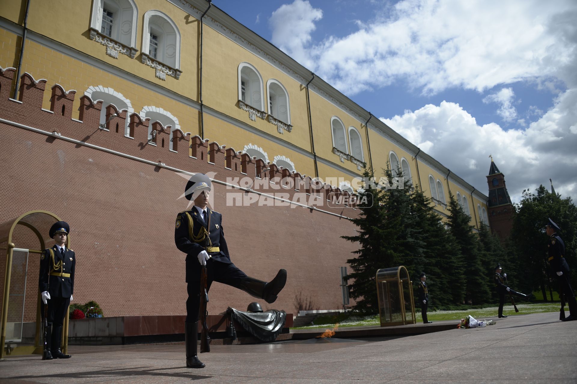 Москва.  Солдаты роты  почетного караула  у Могилы Неизвестного солдата в Александровском саду.