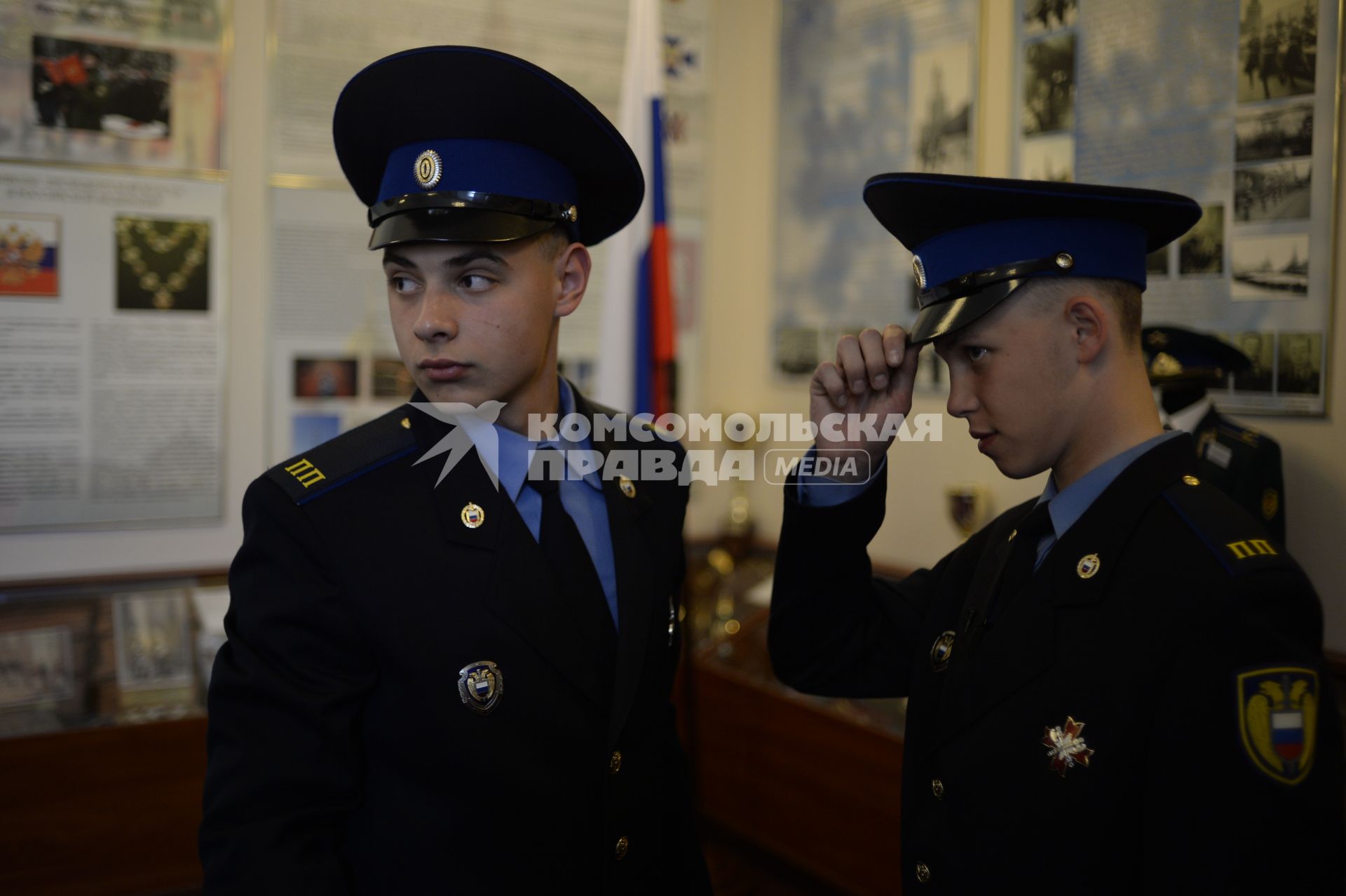 Москва.  Рядовые роты почетного караула  Дмитрий  Воронов и Александр  Денисов.