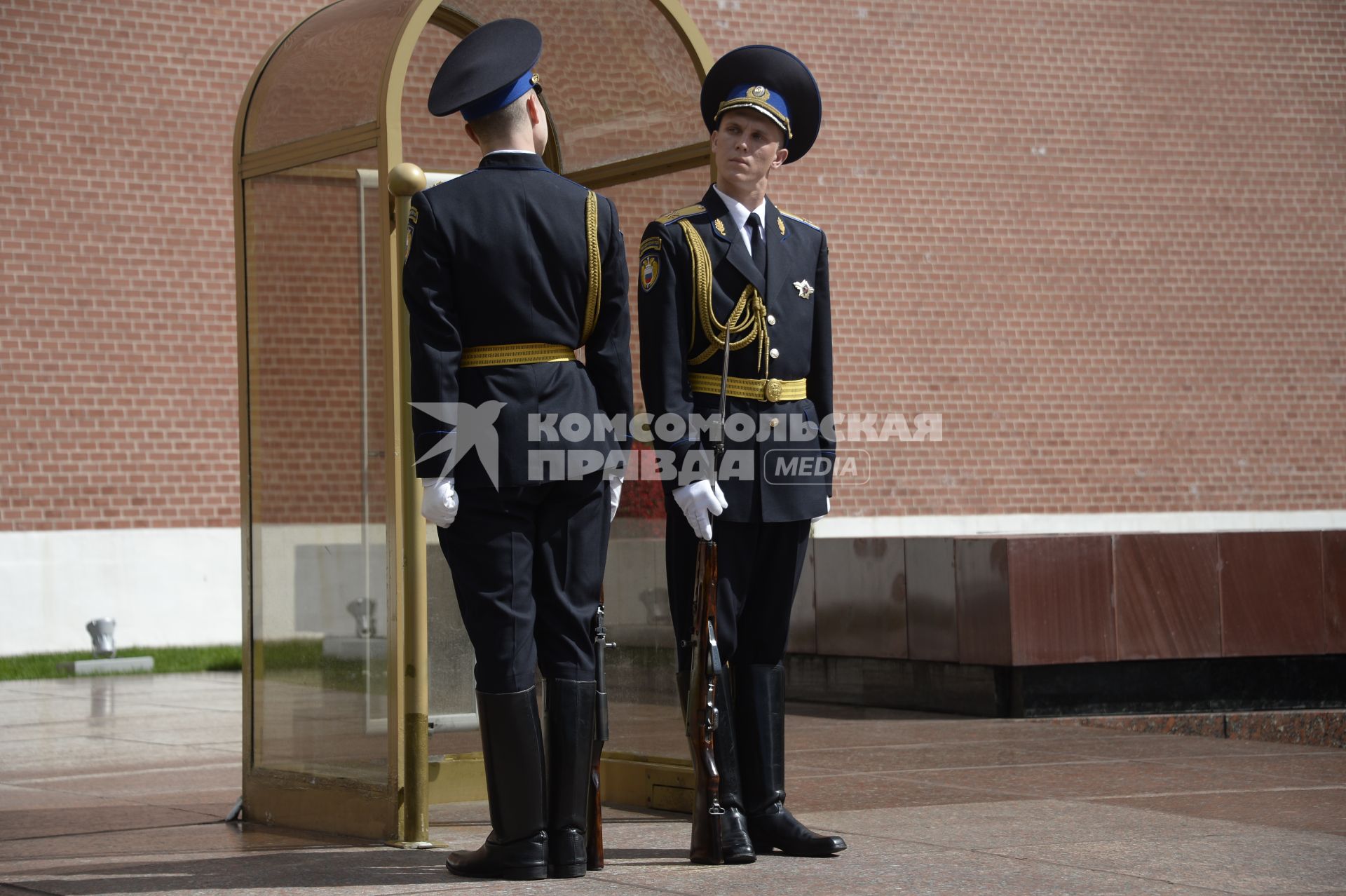 Москва.  Солдаты роты  почетного караула  у Могилы Неизвестного солдата в Александровском саду.