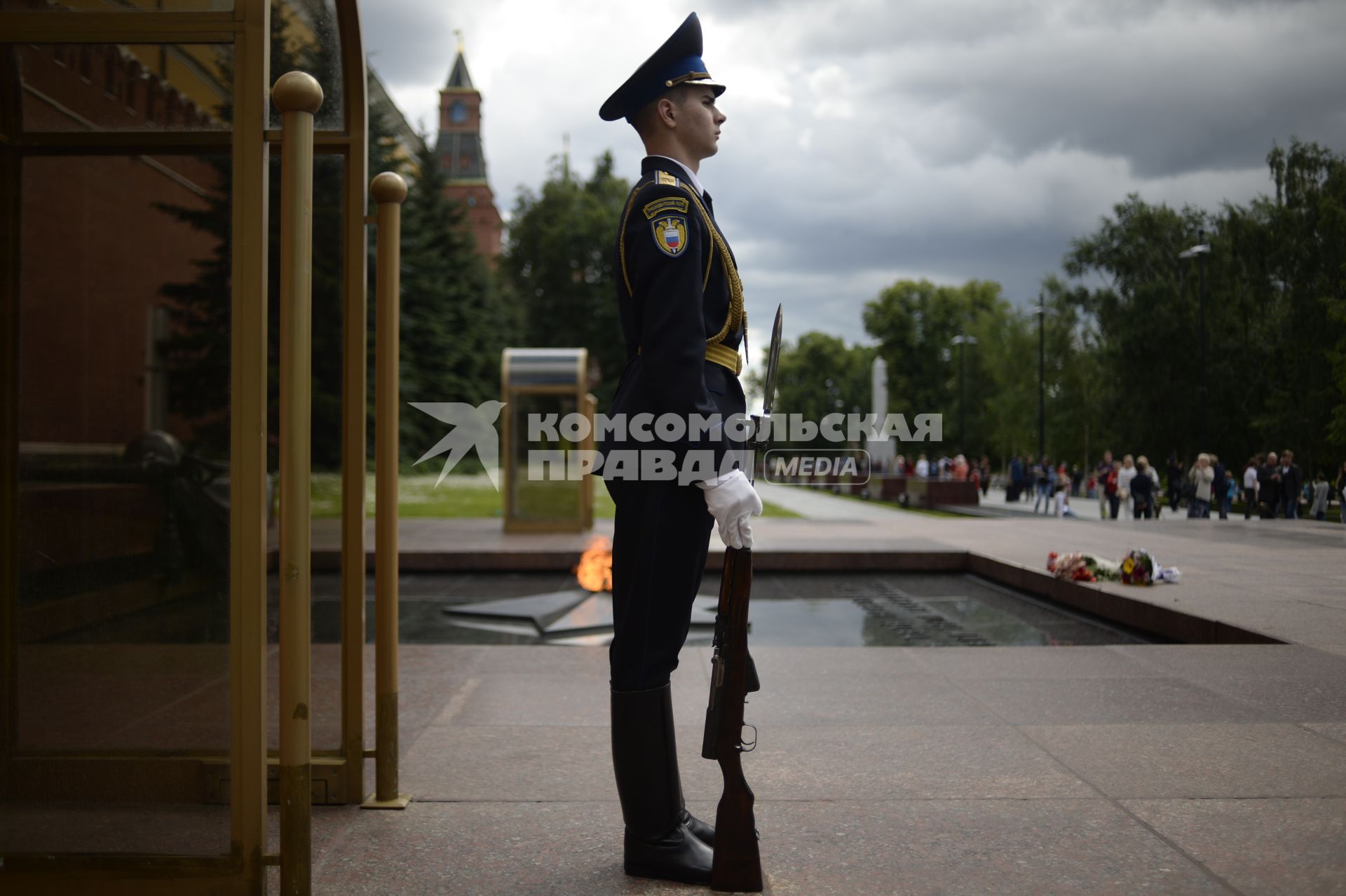 Москва.  Солдат  роты  почетного караула  у Могилы Неизвестного солдата в Александровском саду.