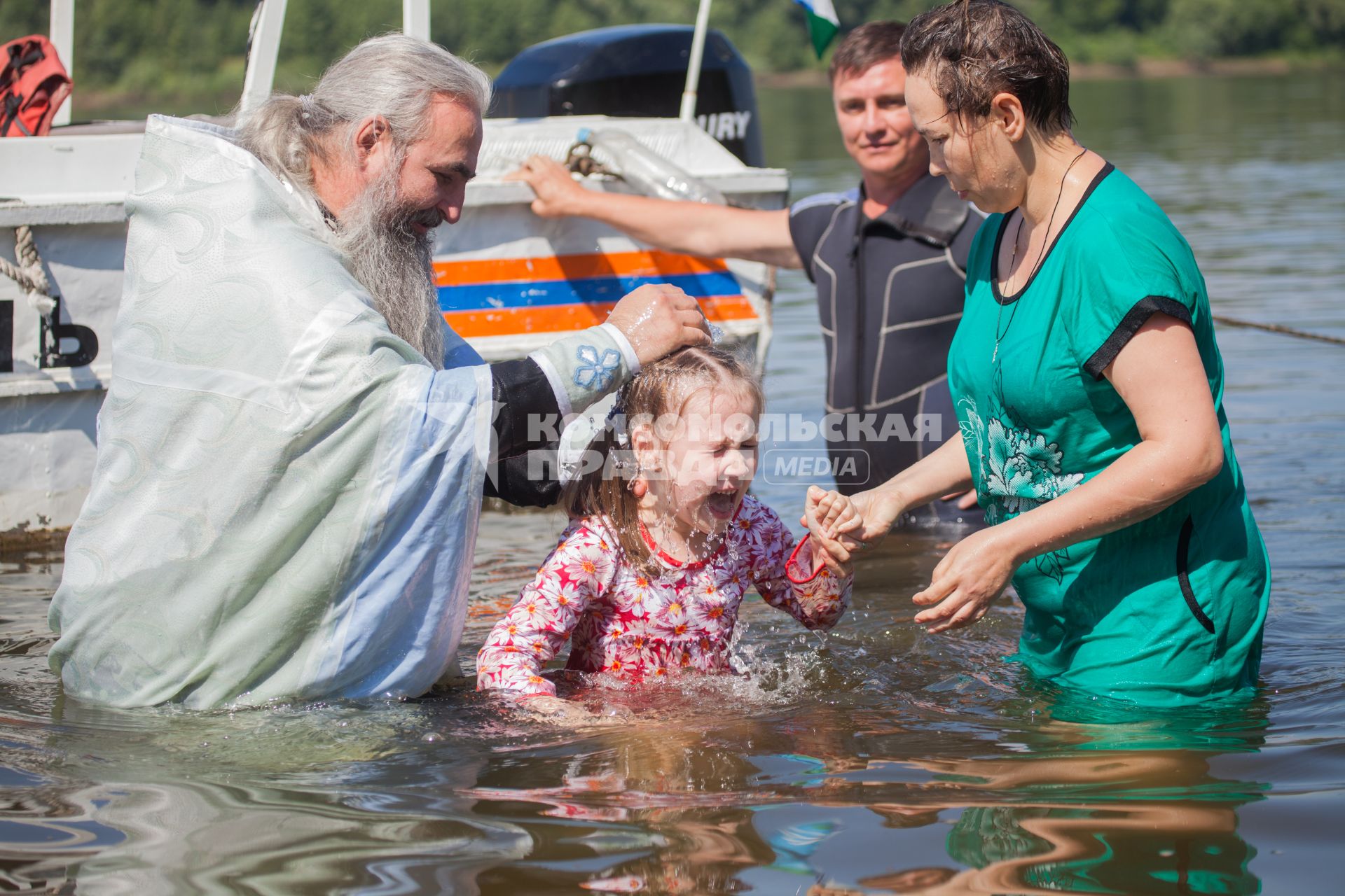 Уфа. Массовое крещение на реке Белая в День Крещения Руси.