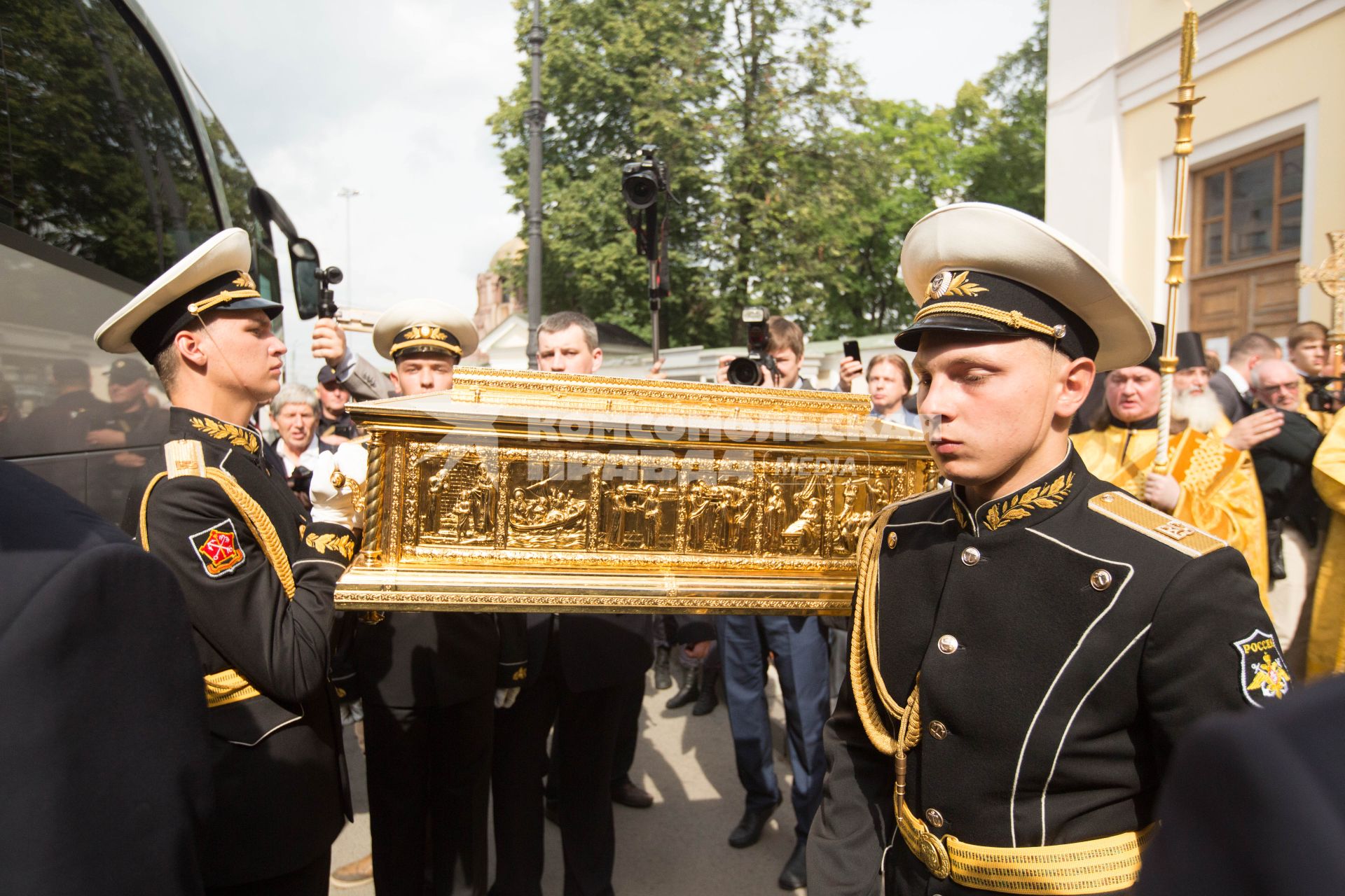 Санкт-Петербург. Проводы ковчега с мощами Николая Чудотворца в Бари из  Свято-Троицкого собора Александро-Невской лавры.