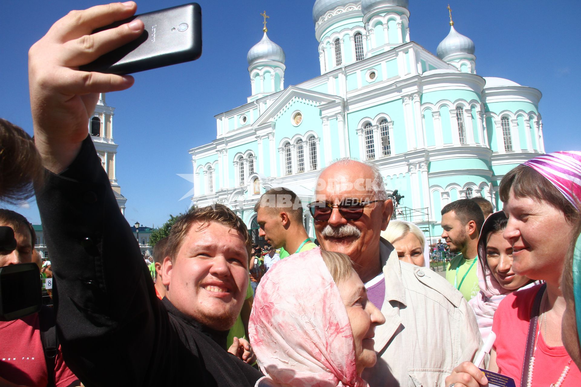 Нижегородская область, с.Дивеево. Режиссер Никита Михалков в Свято-Троицком Серафимо-Дивеевском женском монастыре в день празднования памяти преподобного Серафима Саровского.