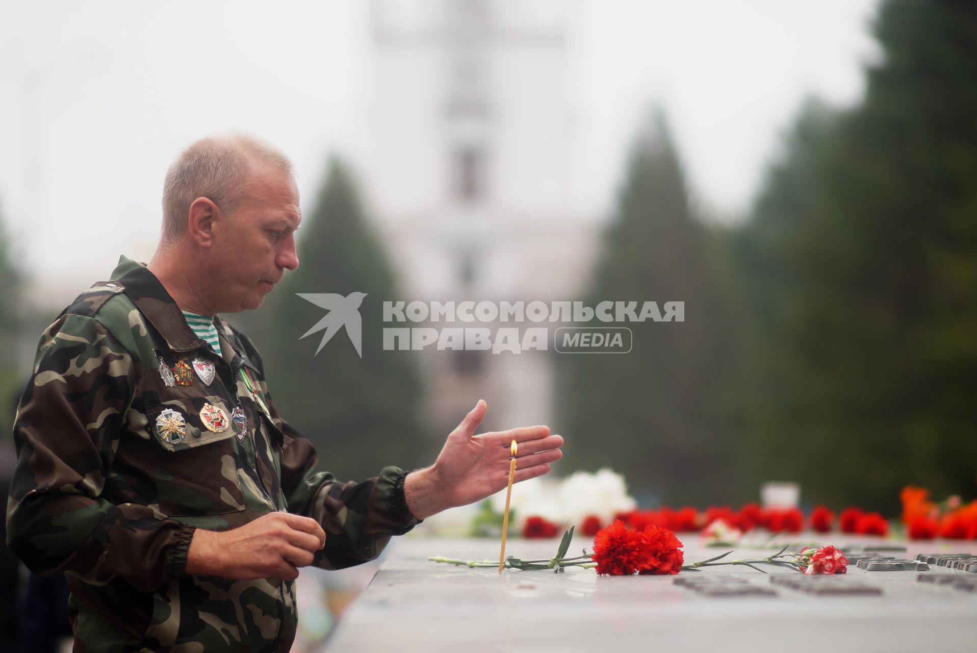 Екатеринбург. Десантник у мемориала \"Черный тюльпан\" во время празднования дня ВДВ (Воздушно-десантные войска).