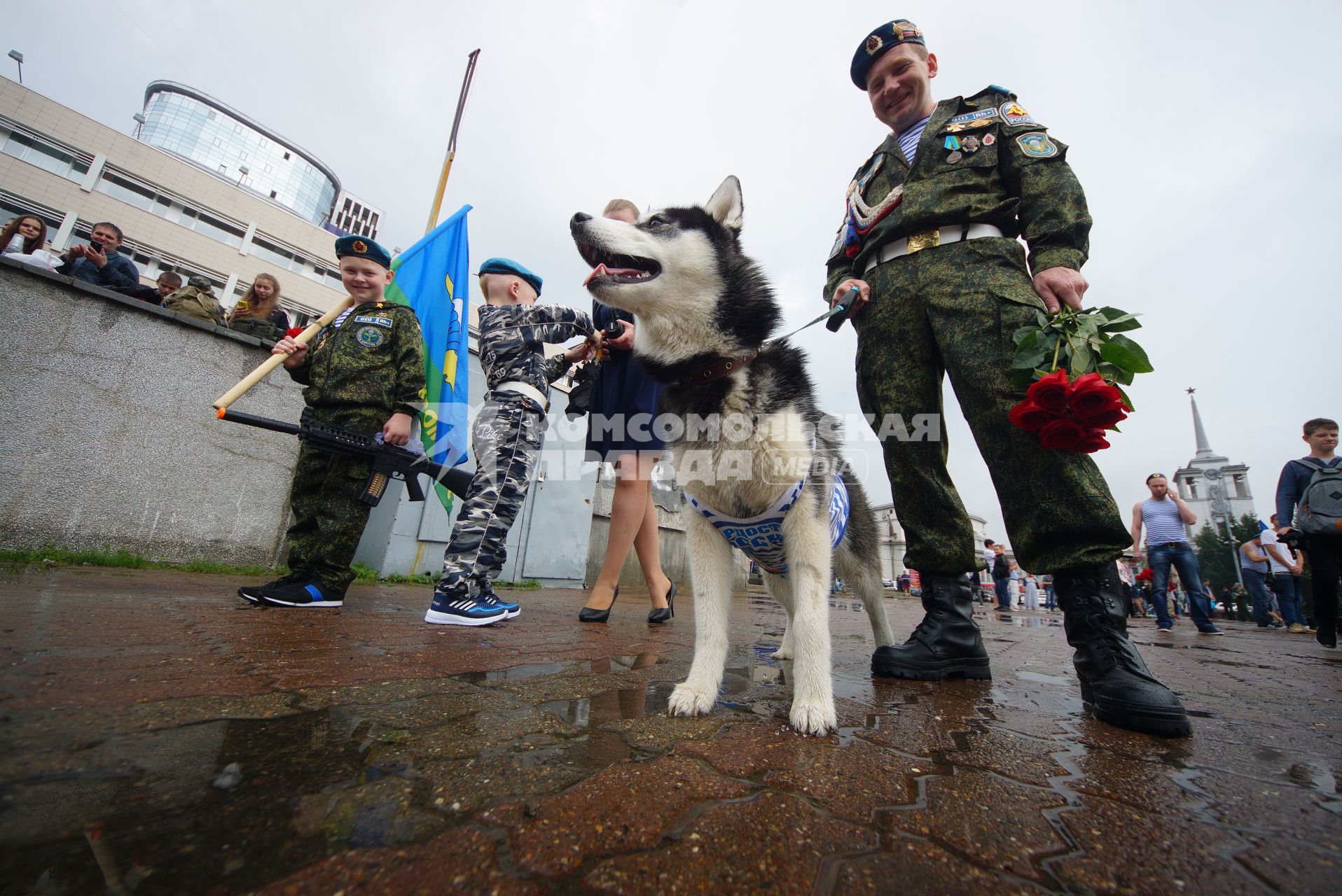 Екатеринбург. Десантник с семьей и собакой у мемориала \"Черный тюльпан\" во время празднования дня ВДВ (Воздушно-десантные войска).