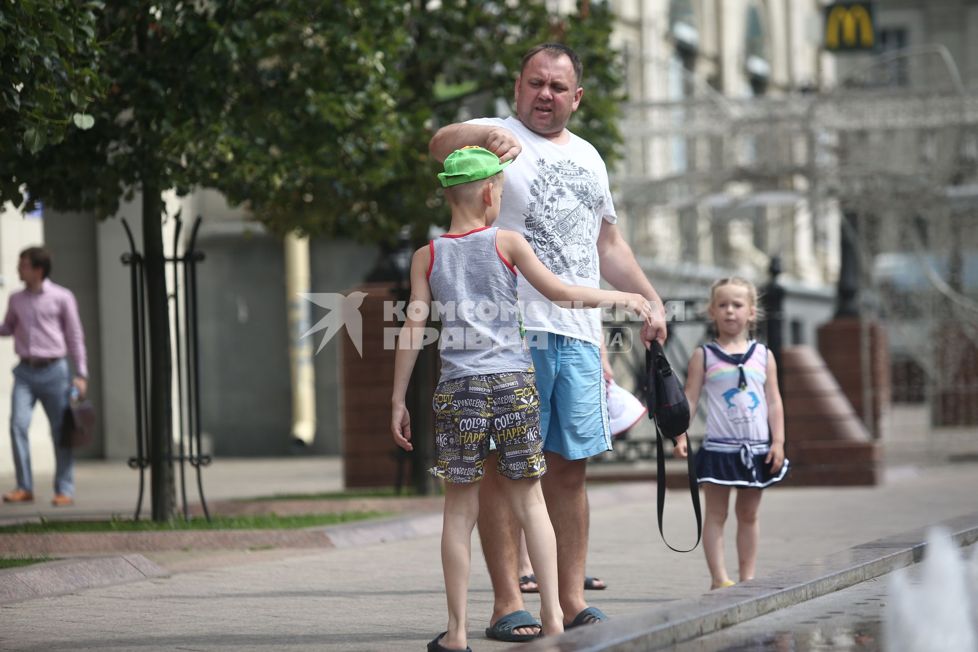 Белоруссия. Минск. Мужчина с детьми у фонтана.