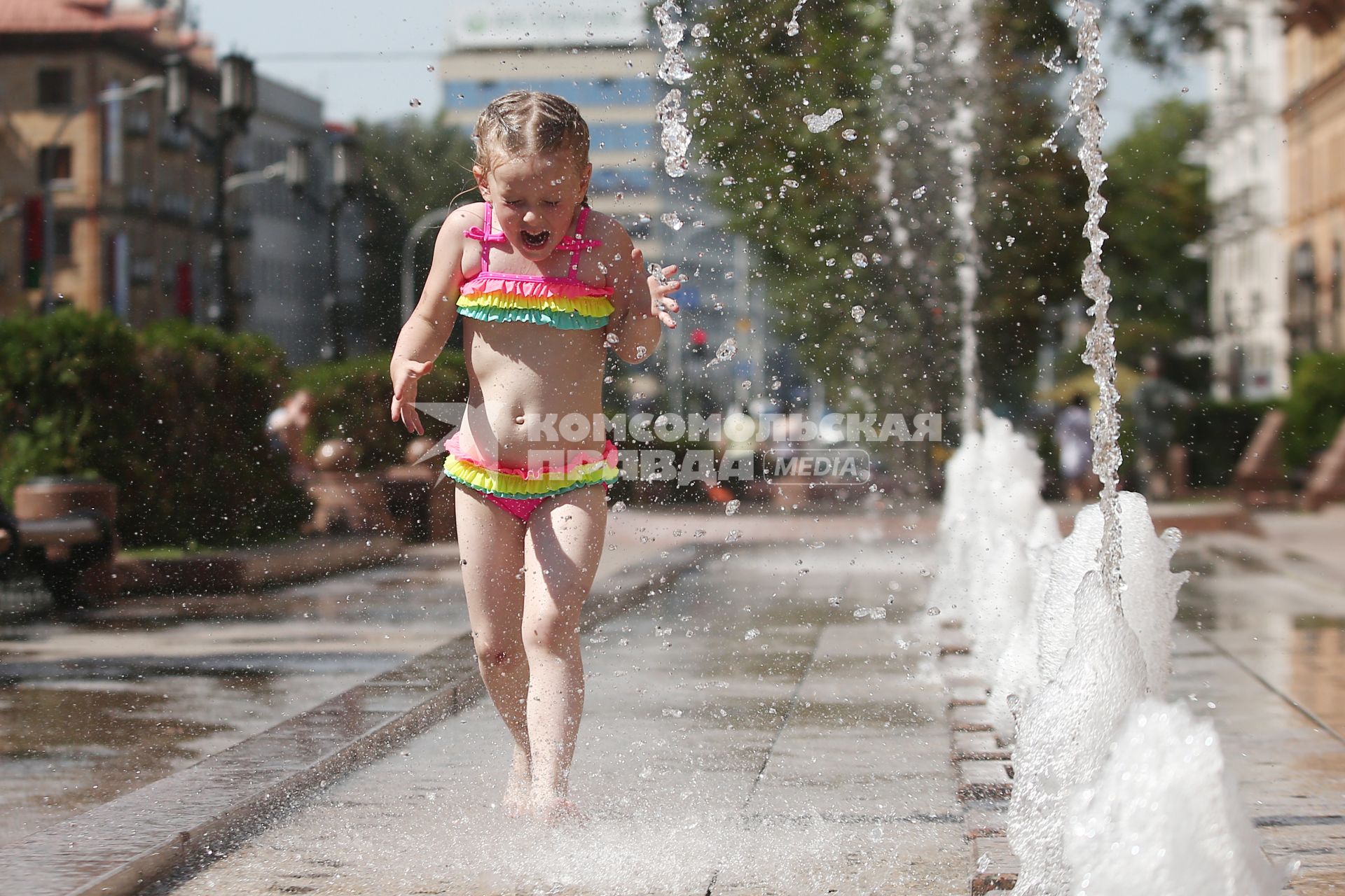 Белоруссия. Минск. Девочка купается в фонтане.