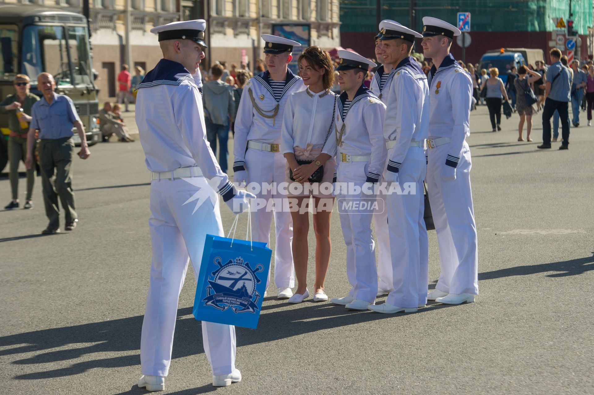 Санкт-Петербург.   Празднование  Дня Военно-Морского Флота России  на Дворцовой площади.