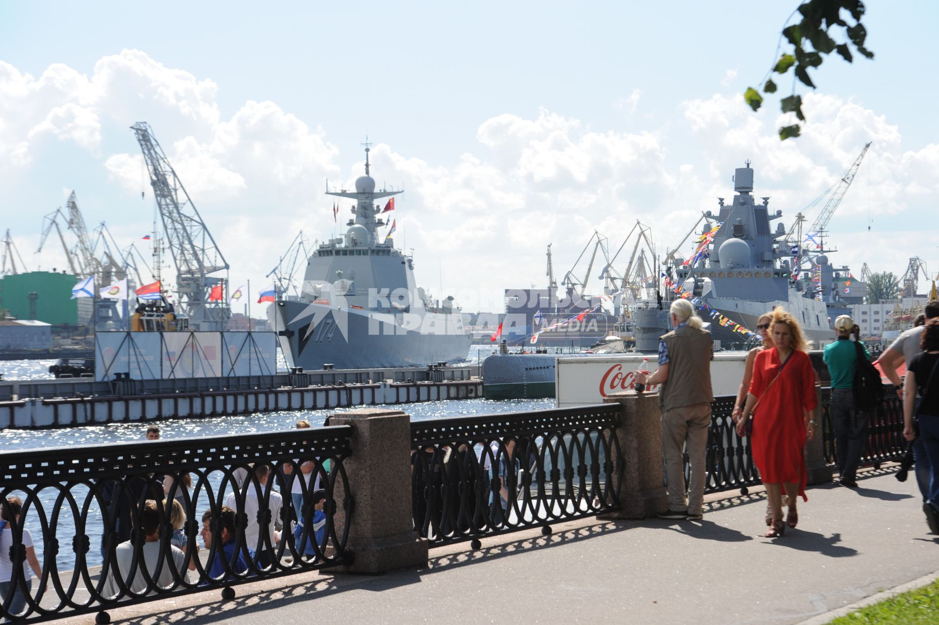 Санкт-Петербург.  Ракетный эсминец `Хэфэй`  вмс Китая и фрегат ВМФ России `Адмирал флота Советского Союза Горшков` встают на причале набережной Лейтенанта Шмидта  во время  главного военно-морского  парада  в честь празднования Дня Военно-Морского Флота России.