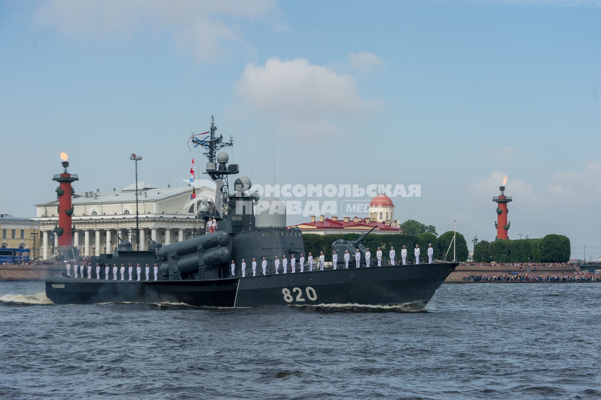 Санкт-Петербург.    Ракетный катер 3- го ранга  `Чувашия`
во время  главного военно-морского  парада  в честь празднования Дня Военно-Морского Флота России.