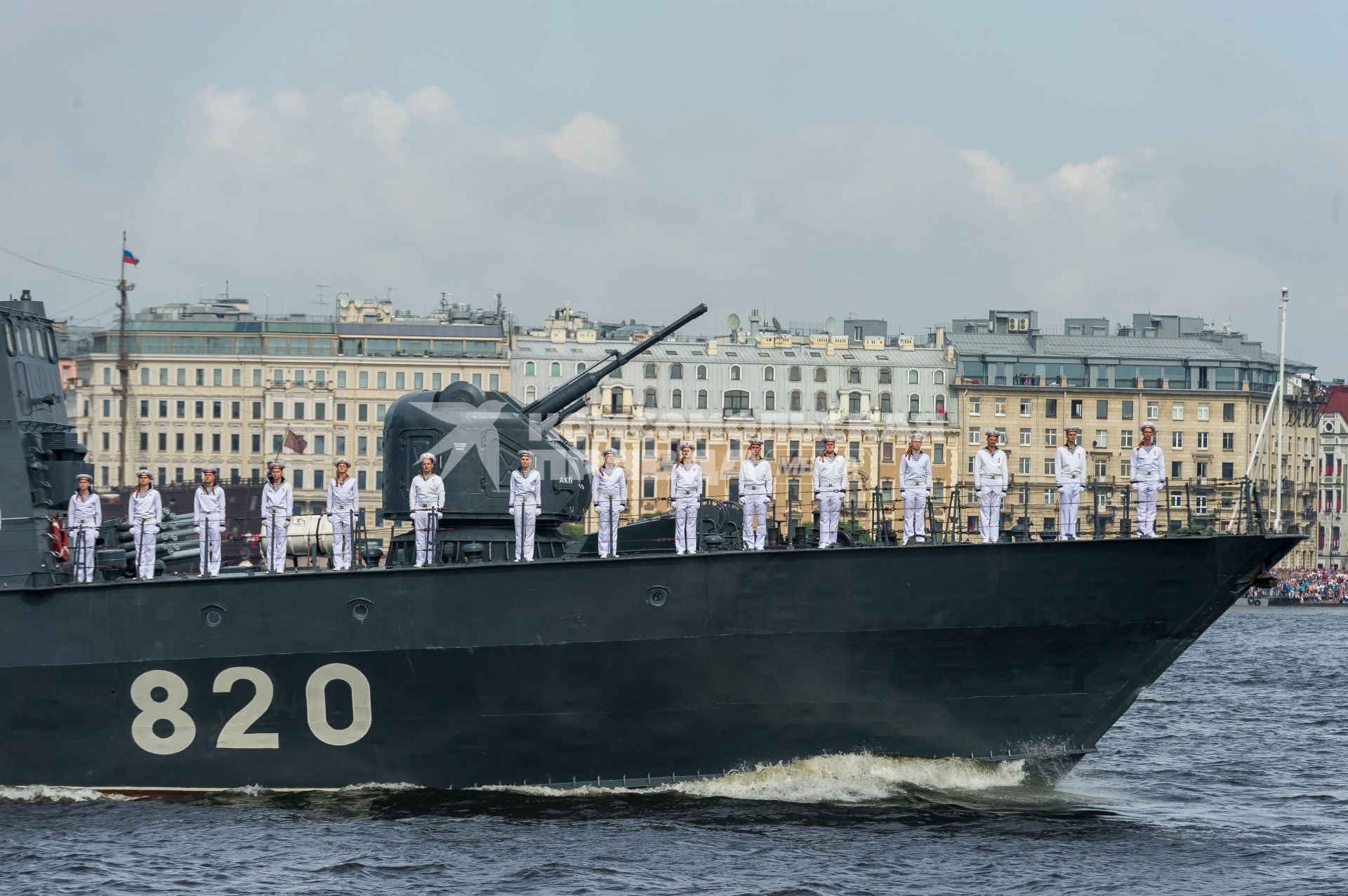 Санкт-Петербург.    Ракетный катер 3- го ранга  `Чувашия`
во время  главного военно-морского  парада  в честь празднования Дня Военно-Морского Флота России.