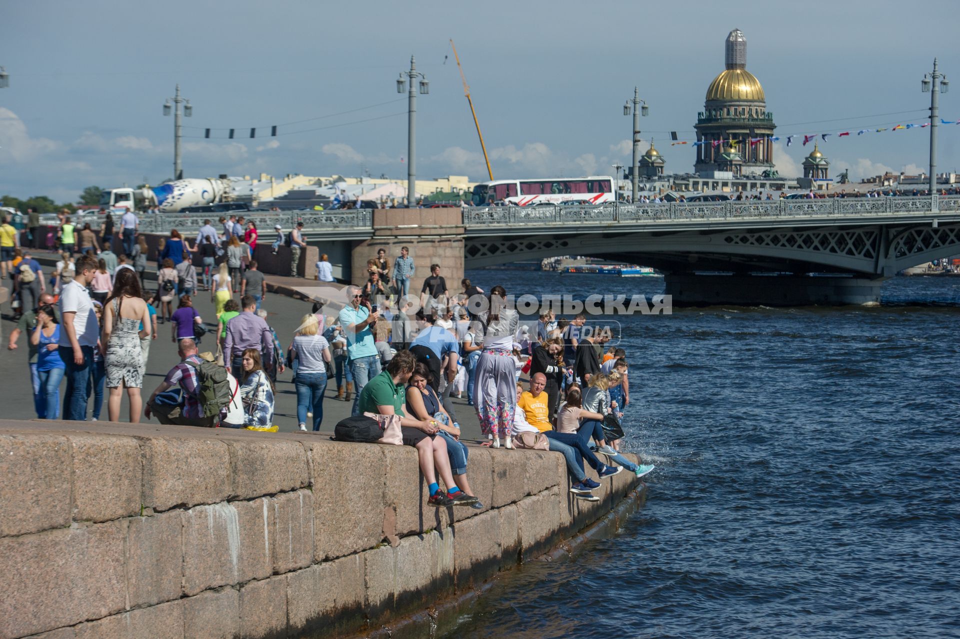 Санкт-Петербург.   Празднование  Дня Военно-Морского Флота России на набережной Лейтенанта Шмидта.