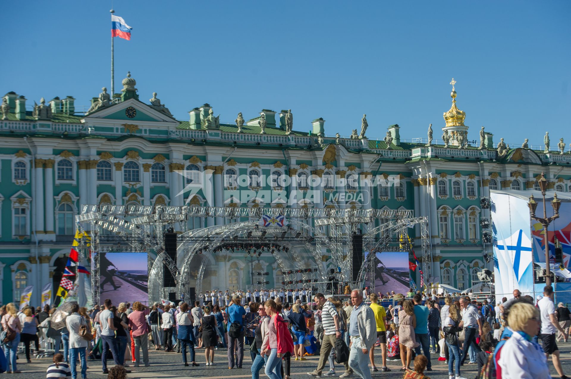 Санкт-Петербург.   Празднование  Дня Военно-Морского Флота России  на Дворцовой площади.