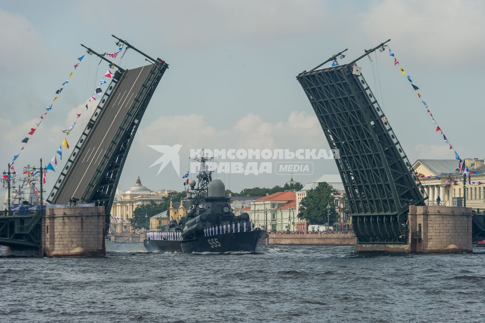 Санкт-Петербург.     Малый ракетный корабль `Гейзер`во время  главного военно-морского  парада  в честь празднования Дня Военно-Морского Флота России.