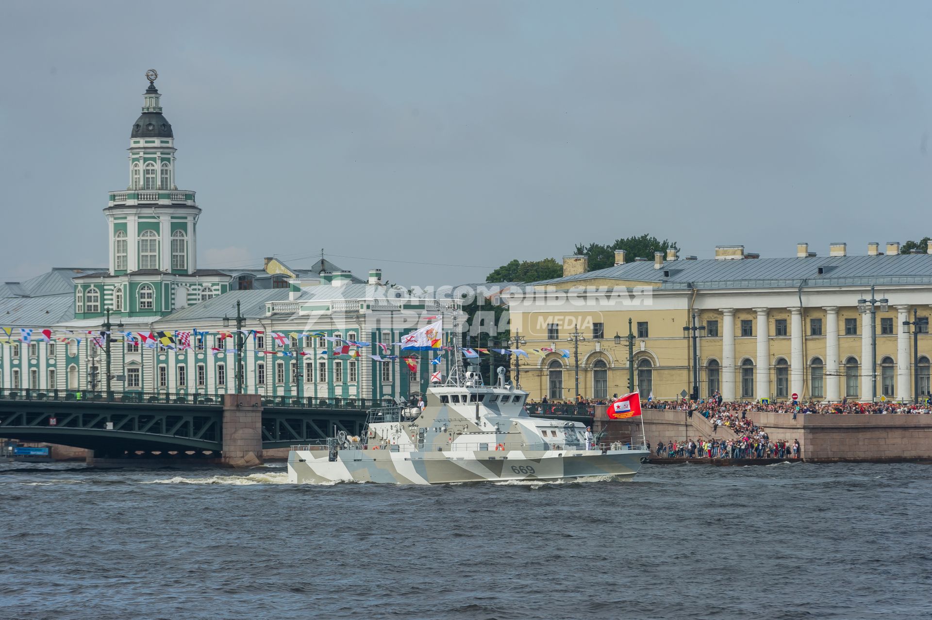 Санкт-Петербург.  Противодиверсионного катера проекта 21980 `Грачонок` во время  главного военно-морского  парада  в честь празднования Дня Военно-Морского Флота России.