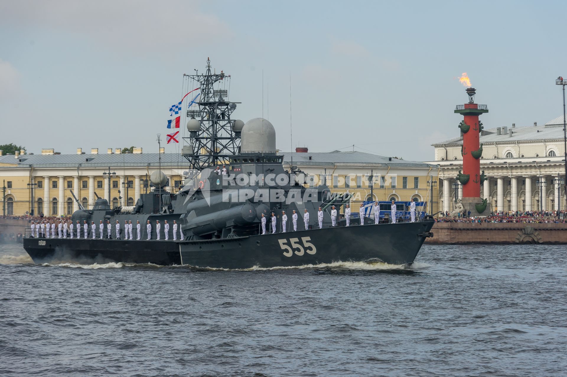 Санкт-Петербург.     Малый ракетный корабль `Гейзер`во время  главного военно-морского  парада  в честь празднования Дня Военно-Морского Флота России.
