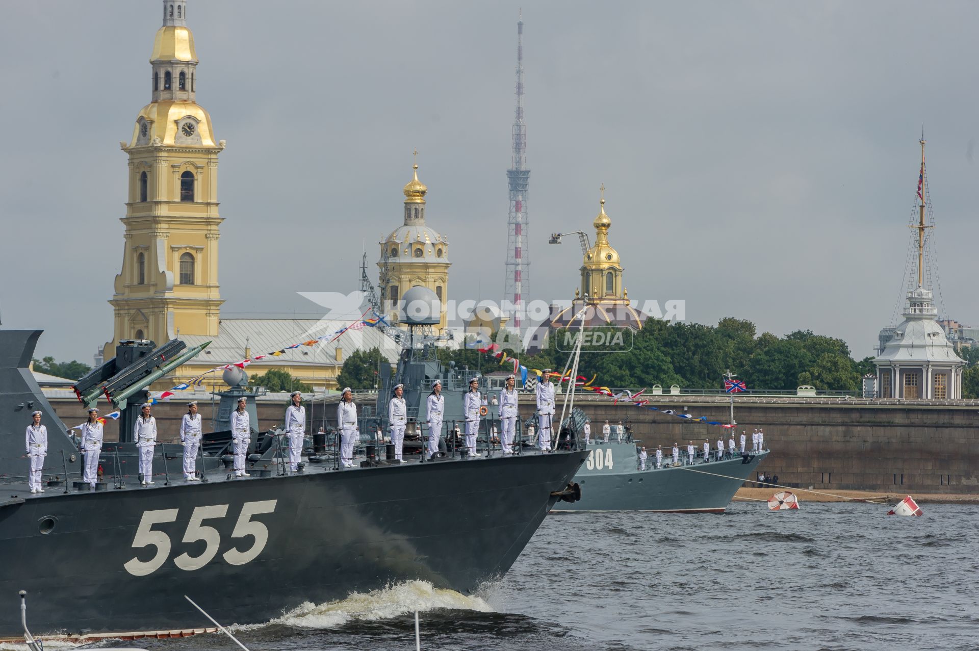 Санкт-Петербург.     Малый ракетный корабль `Гейзер`во время  главного военно-морского  парада  в честь празднования Дня Военно-Морского Флота России.