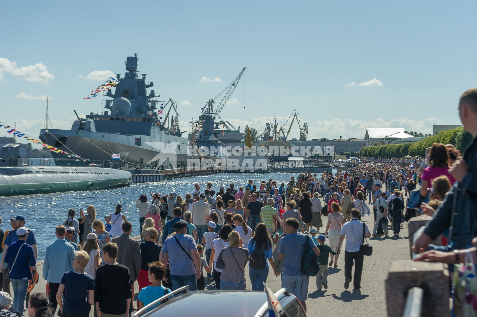 Санкт-Петербург.   Празднование  Дня Военно-Морского Флота России на набережной Лейтенанта Шмидта.