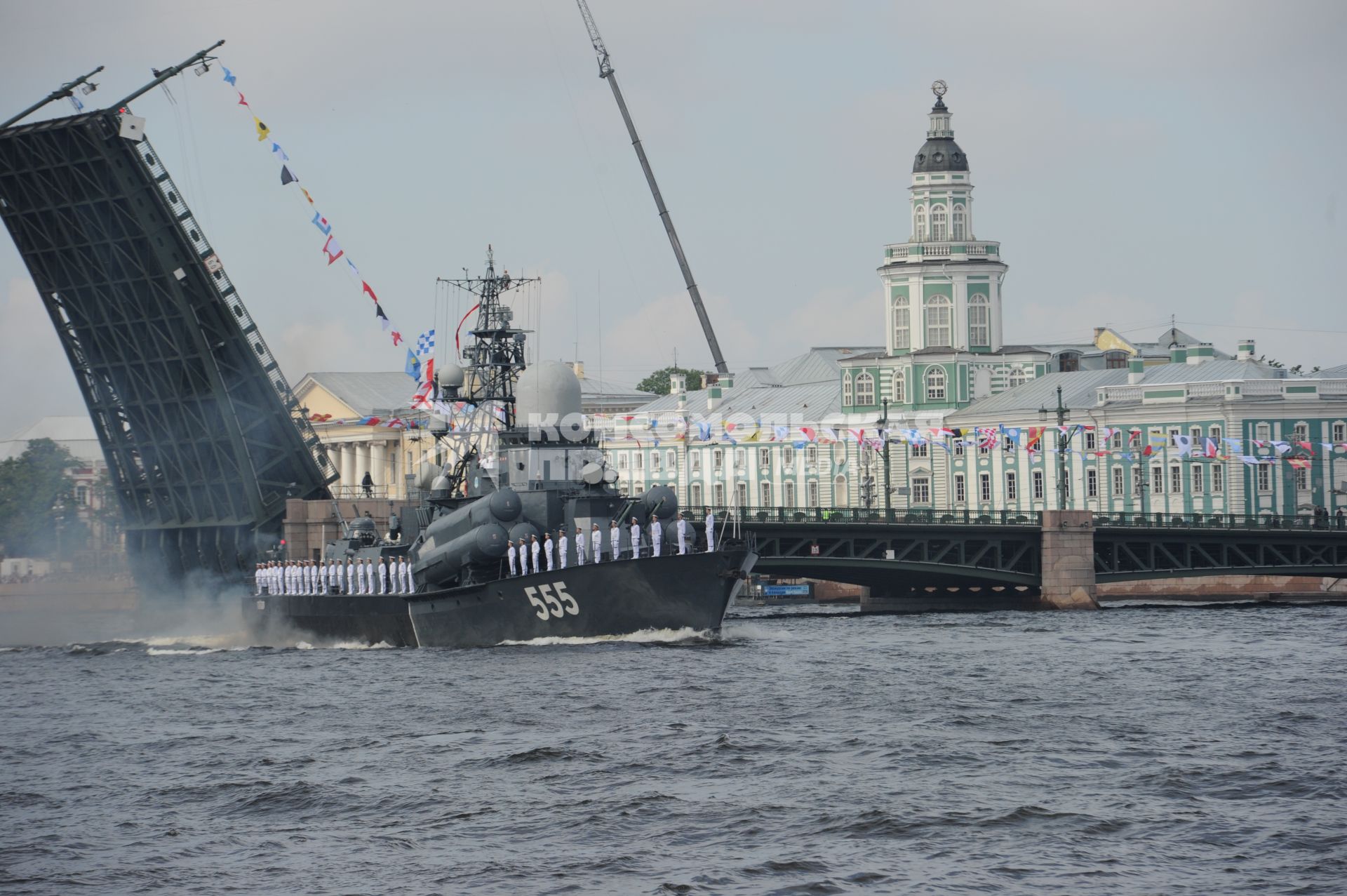 Санкт-Петербург.     Малый ракетный корабль `Гейзер`во время  главного военно-морского  парада  в честь празднования Дня Военно-Морского Флота России.