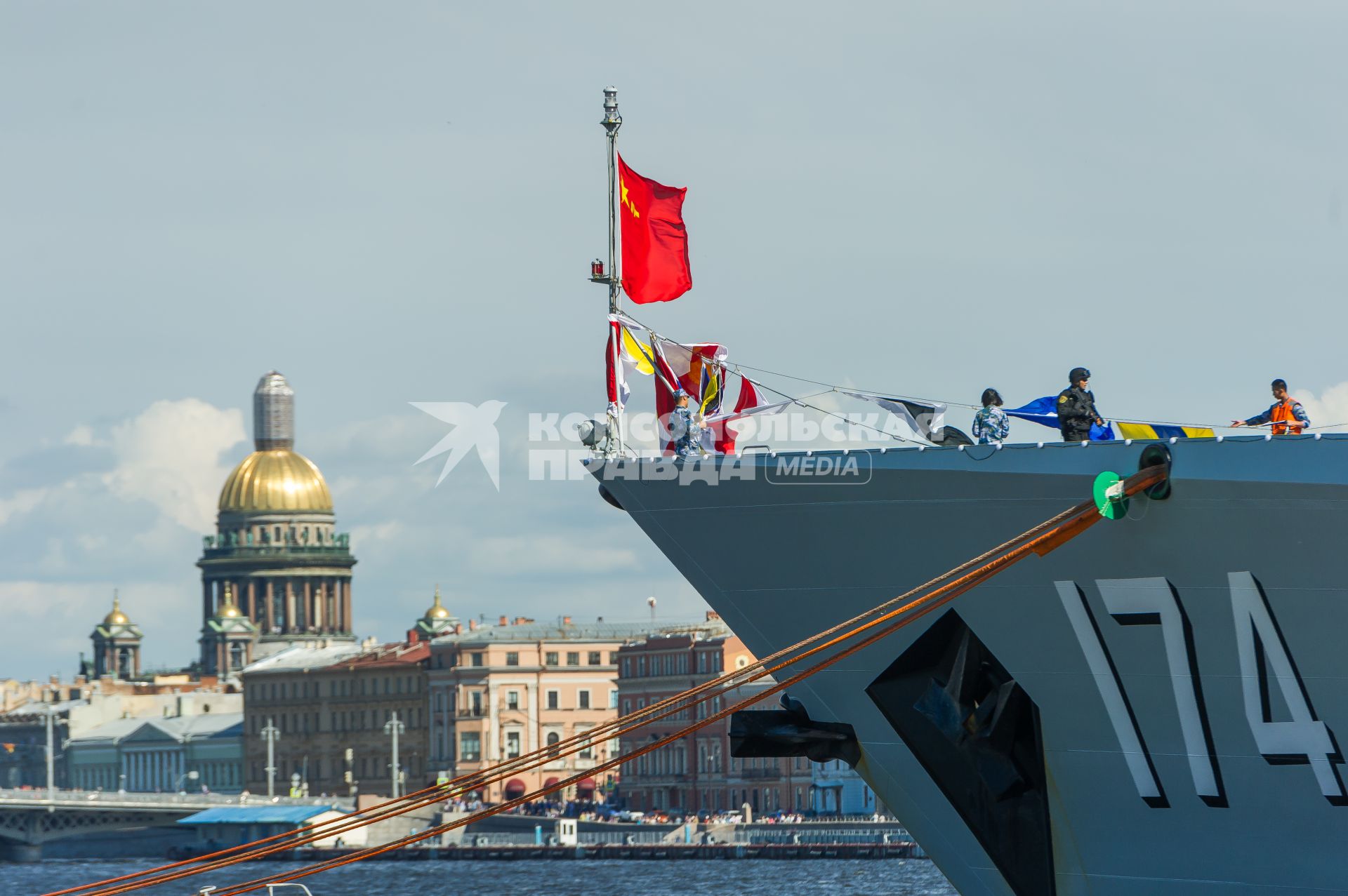 Санкт-Петербург.   Ракетный эсминец `Хэфэй` вмс Китая на причале набережной Лейтенанта Шмидта во время  главного военно-морского  парада  в честь празднования Дня Военно-Морского Флота России.