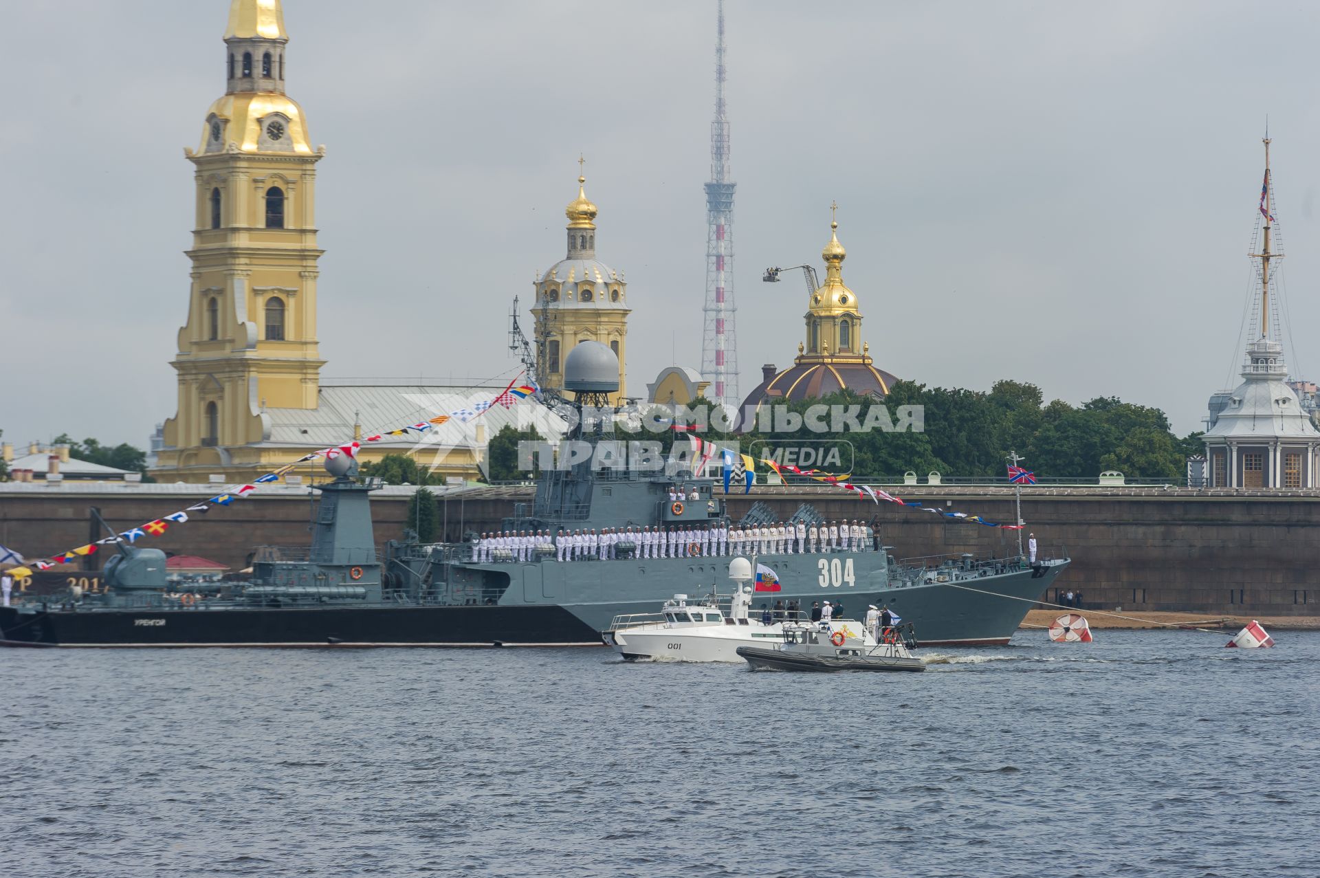 Санкт-Петербург.   Малый противолодочный корабль `Уренгой`
 во время  главного военно-морского  парада  в честь празднования Дня Военно-Морского Флота России.