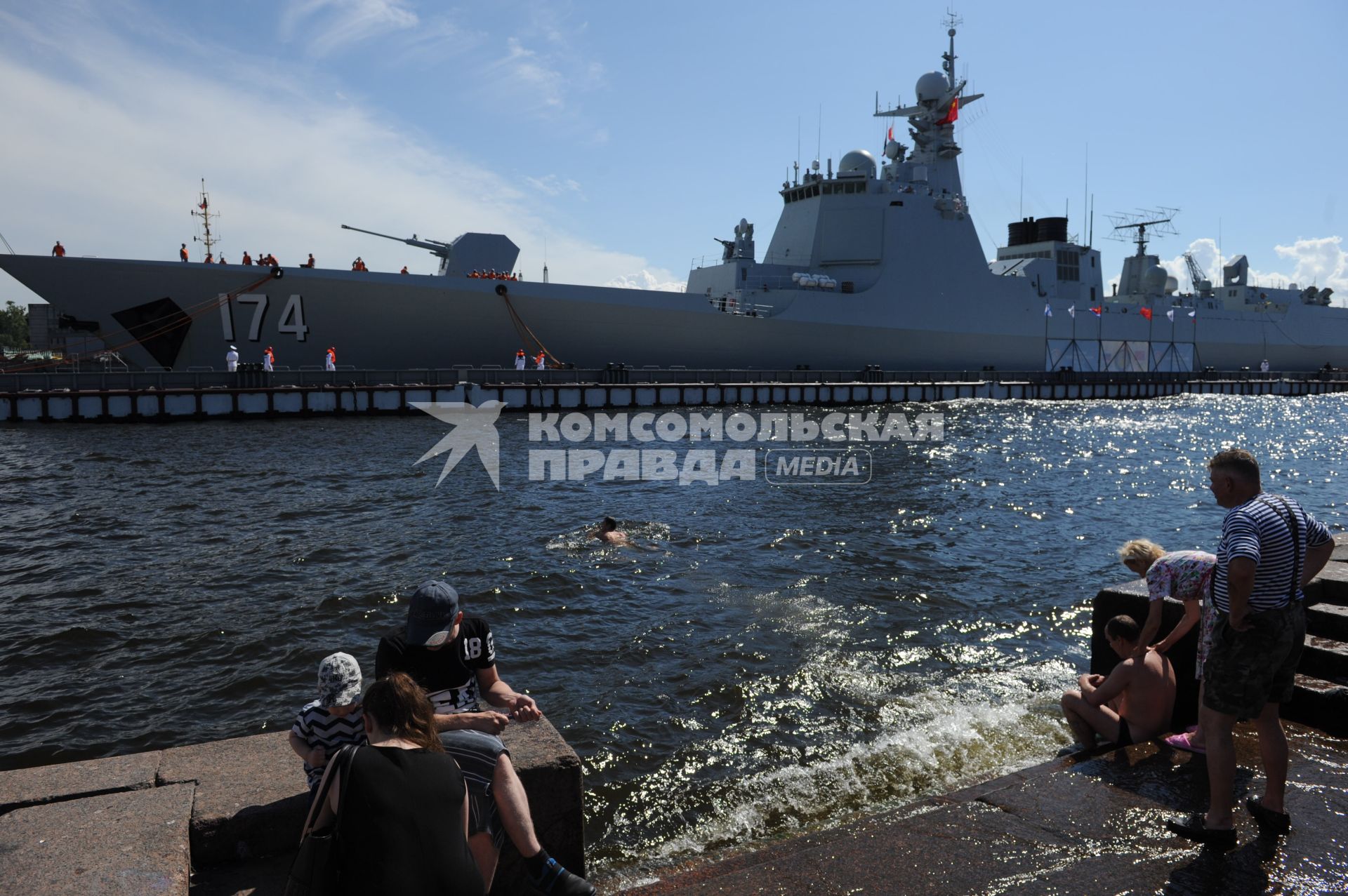 Санкт-Петербург.   Ракетный эсминец `Хэфэй` вмс Китая на причале набережной Лейтенанта Шмидта во время  главного военно-морского  парада  в честь празднования Дня Военно-Морского Флота России.