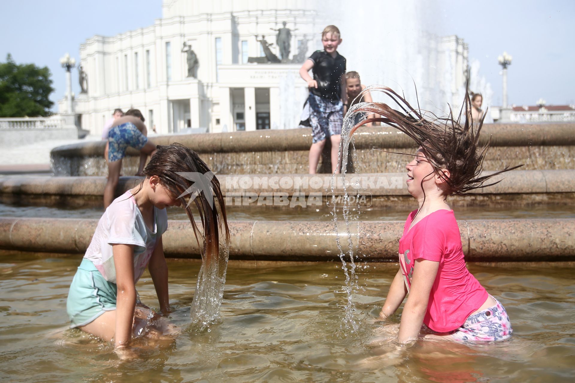 Белоруссия. Минск. Дети купаются в фонтане.