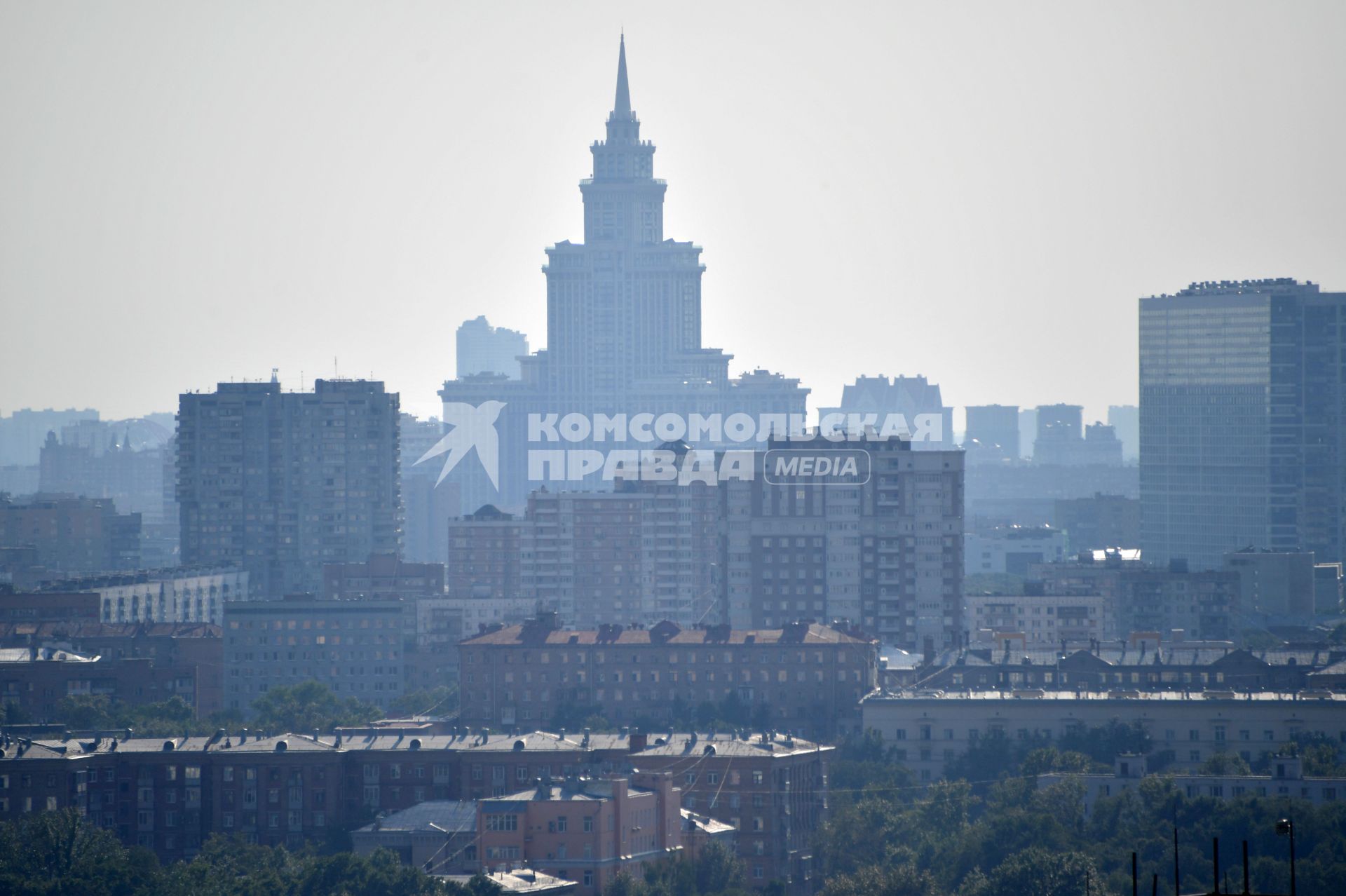 Москва. Вид на ЖК `Триумф-Палас` со смотровой площадки Останкинской телебашни.