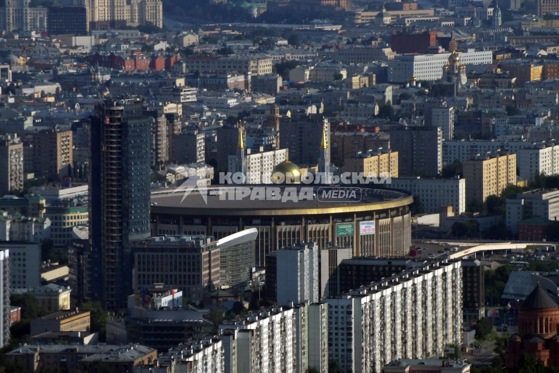 Москва. Вид спорткомплекс `Олимпийский` (в центре) со смотровой площадки Останкинской телебашни.