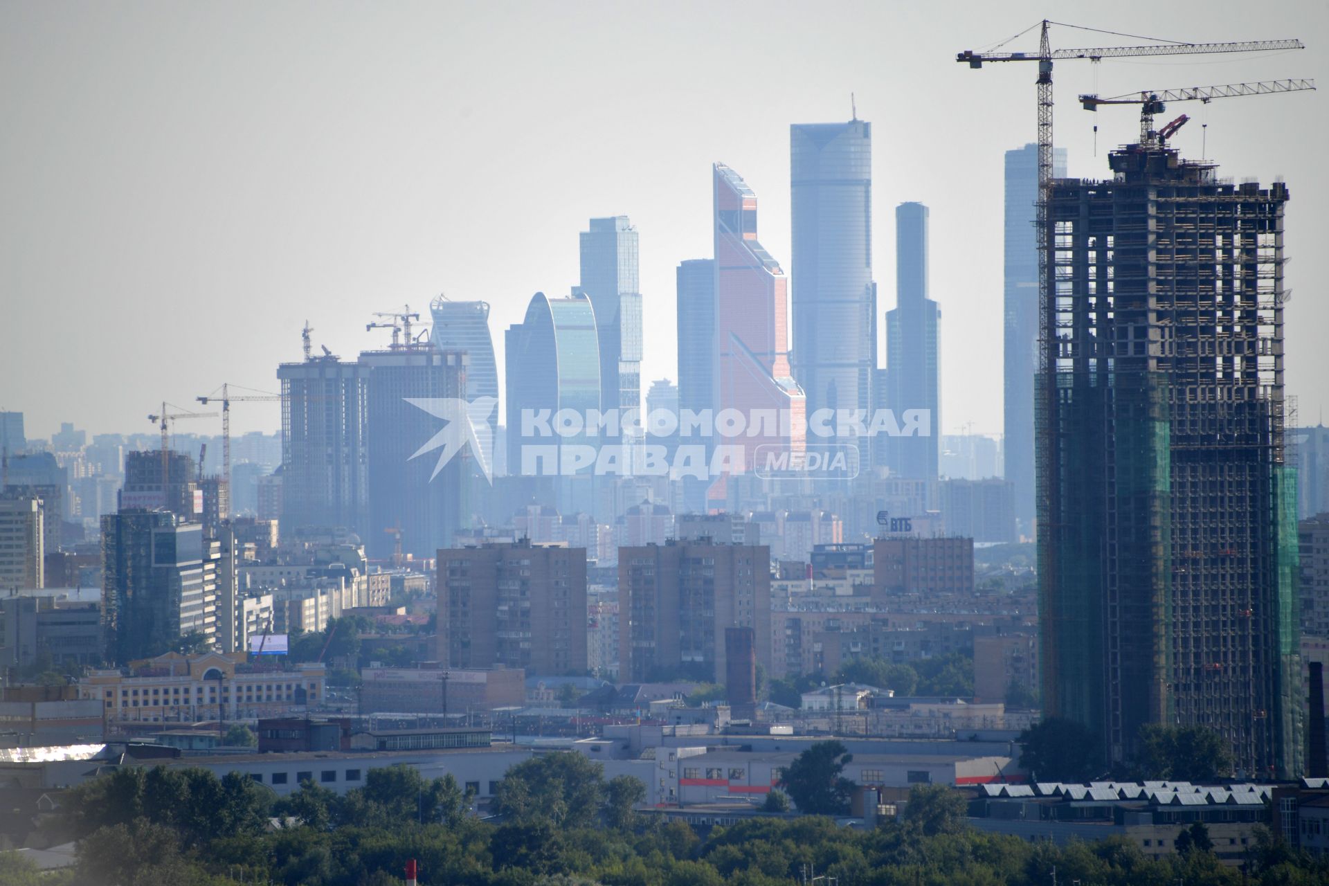 Москва. Вид на ММДЦ `Москва-Сити` со смотровой площадки Останкинской телебашни.