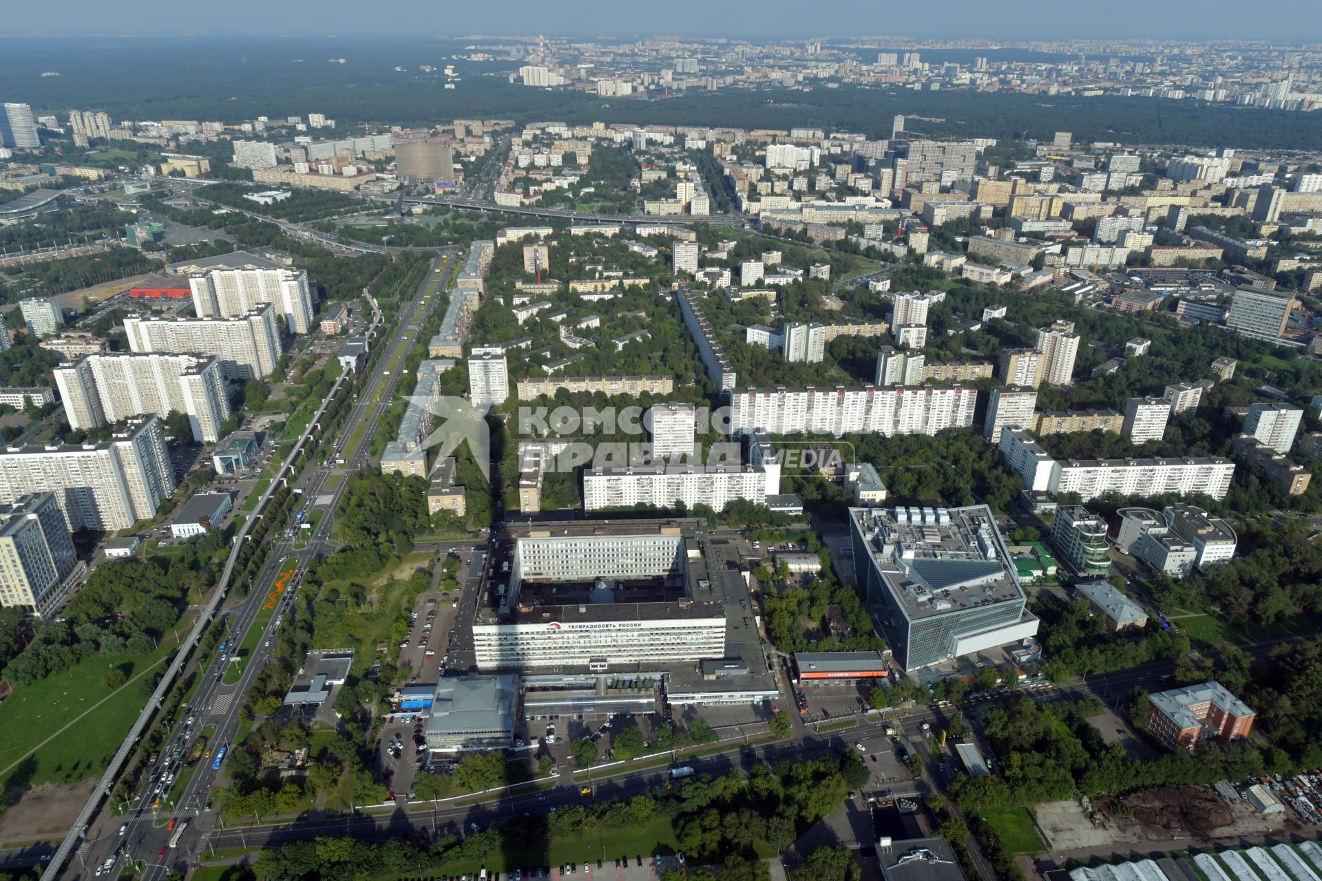 Москва. Вид на Москву со смотровой площадки Останкинской телебашни. Внизу - здание Телерадиосети России.