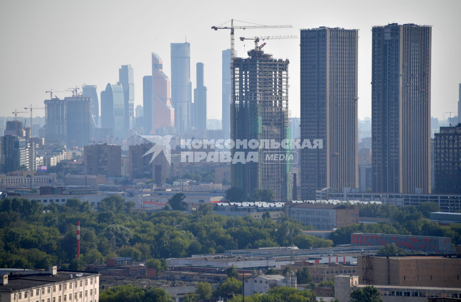 Москва. Вид на ММДЦ `Москва-Сити` (слева) со смотровой площадки Останкинской телебашни.