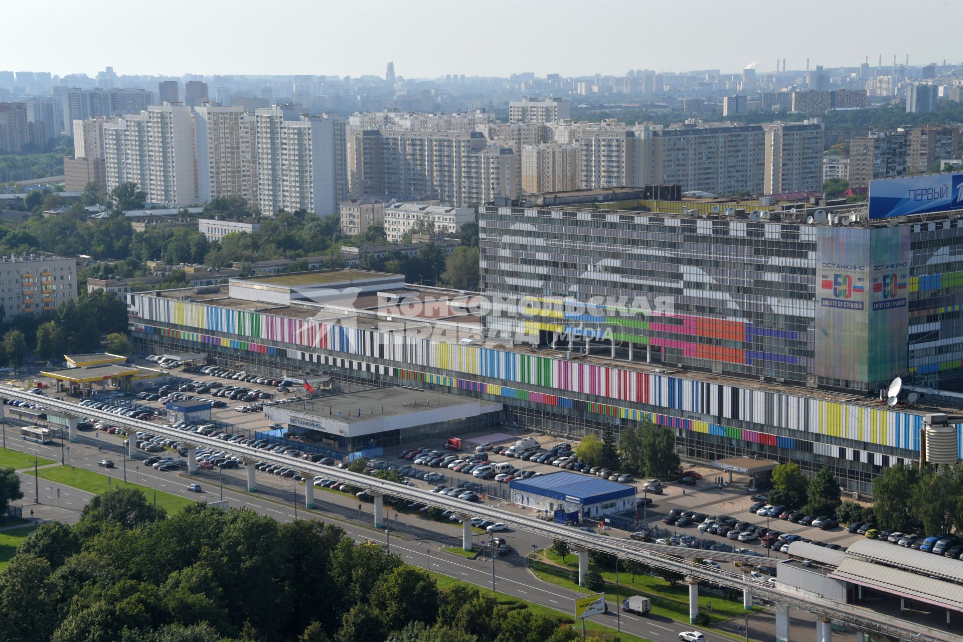 Москва. Вид на Телецентр Останкино со смотровой площадки Останкинской телебашни.