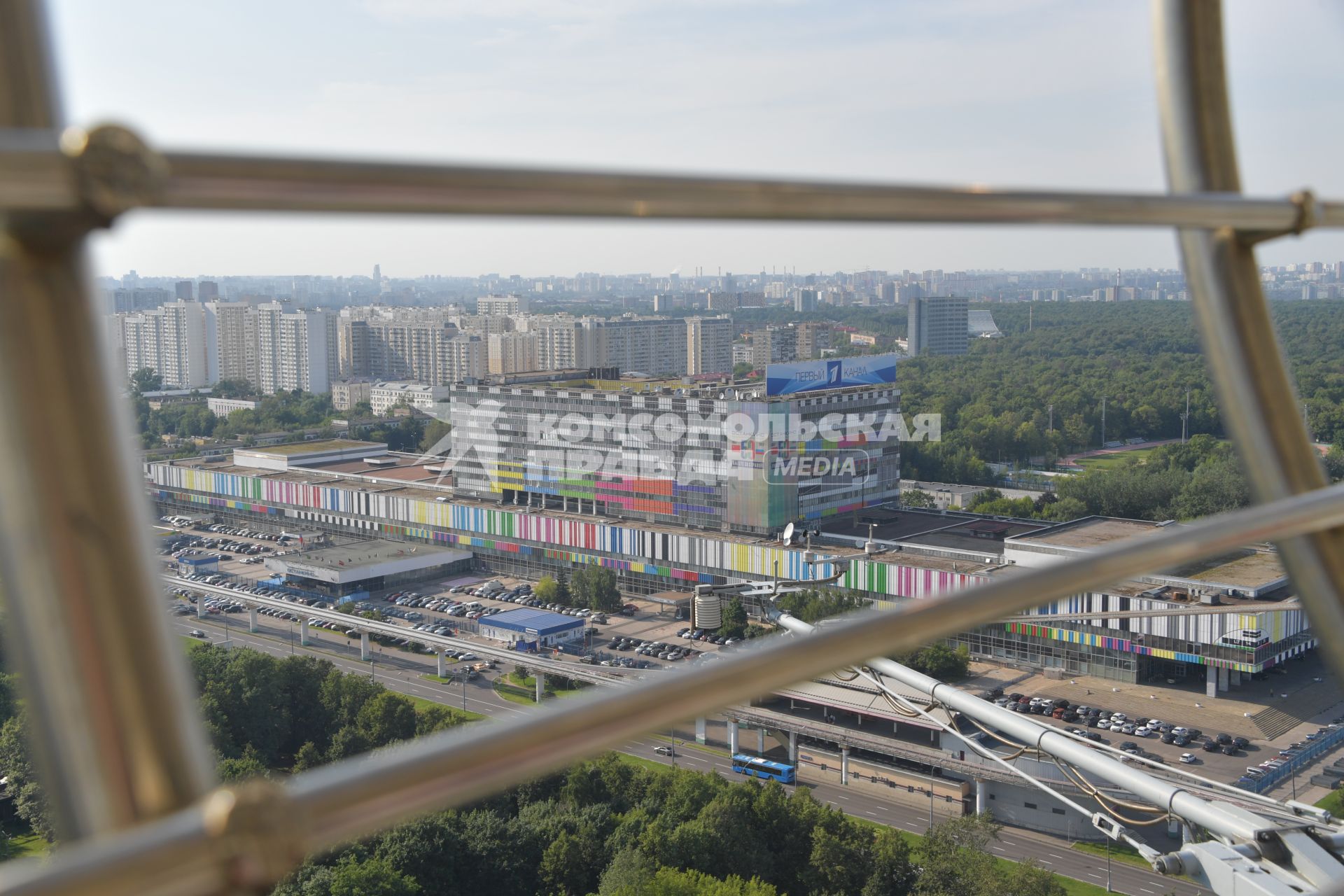 Москва. Вид на Телецентр Останкино со смотровой площадки Останкинской телебашни.