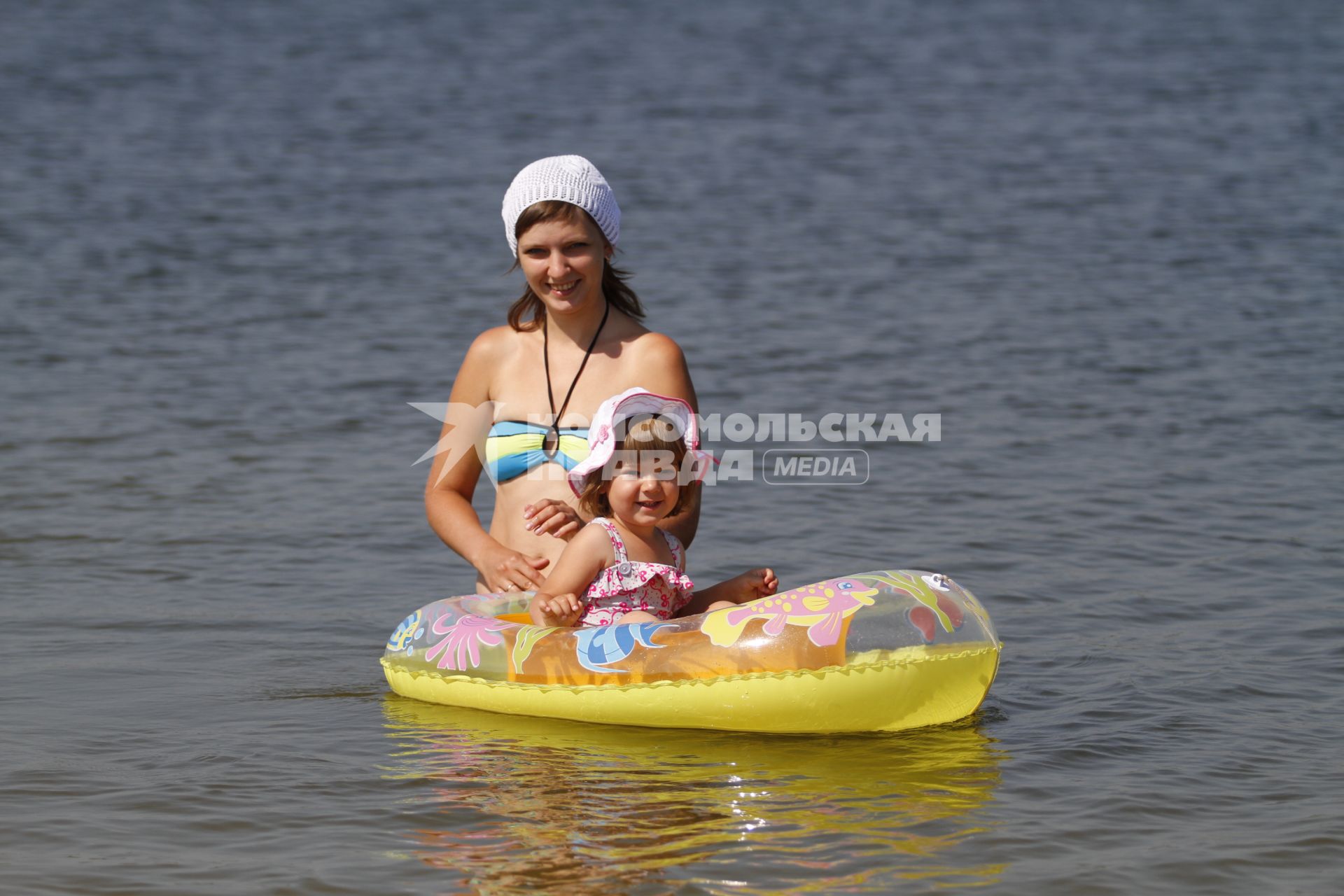 Красноярск. Женщина с ребенком на городском пляже.