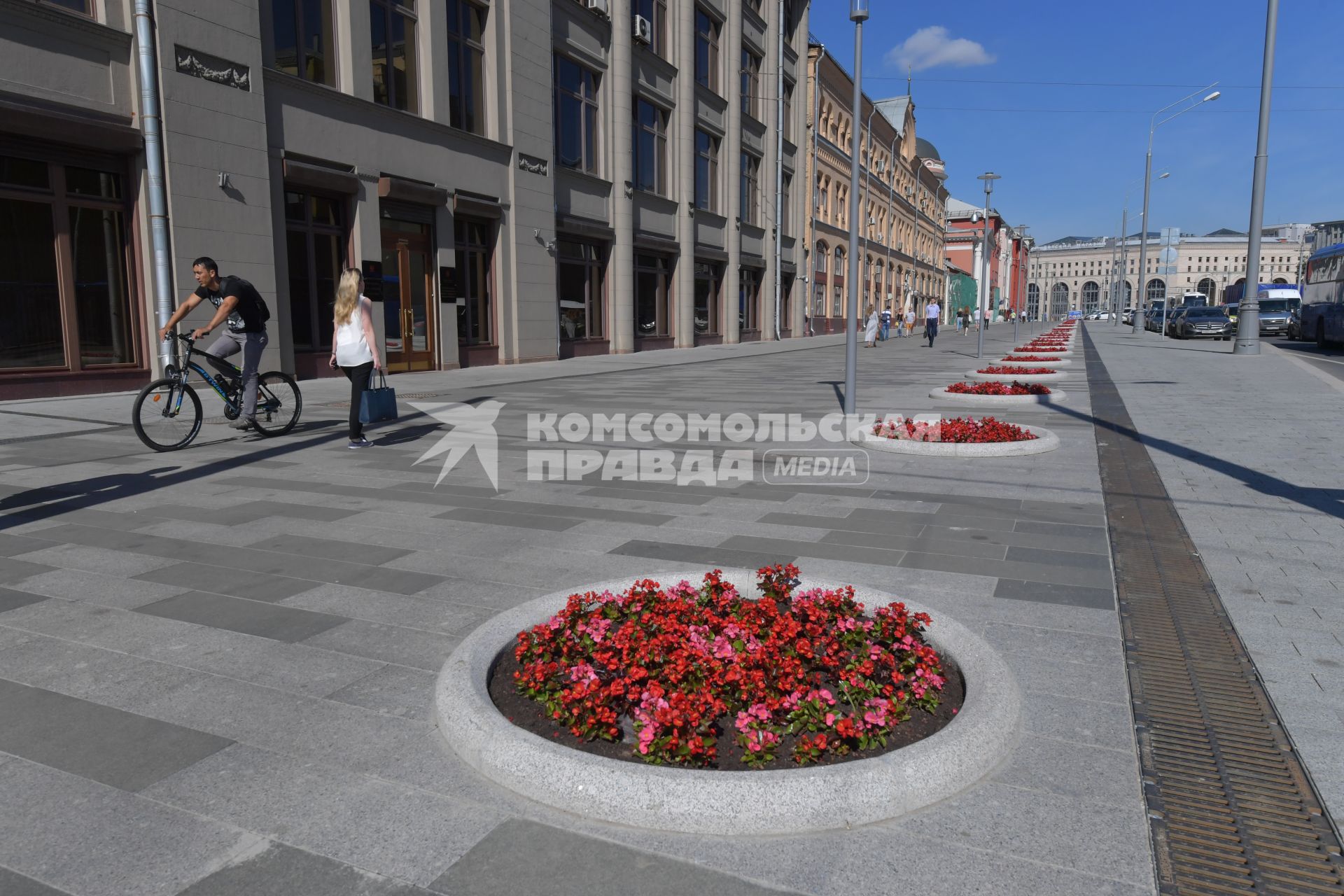 Москва.  Пешеходы на Новой площади после  ее реконструкции.