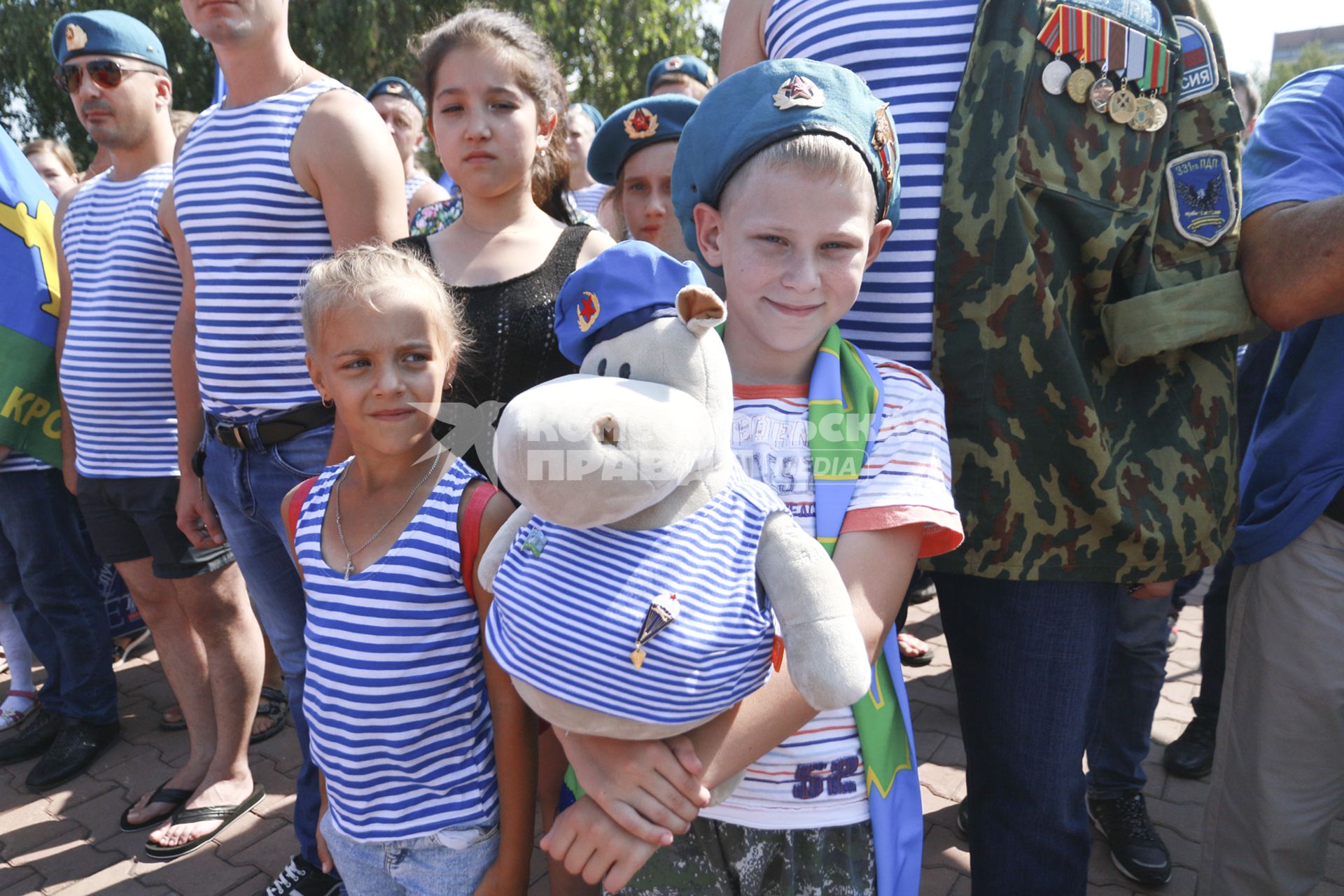 Барнаул.  Дети  на празднике  Дня Воздушно-десантных войск России.
