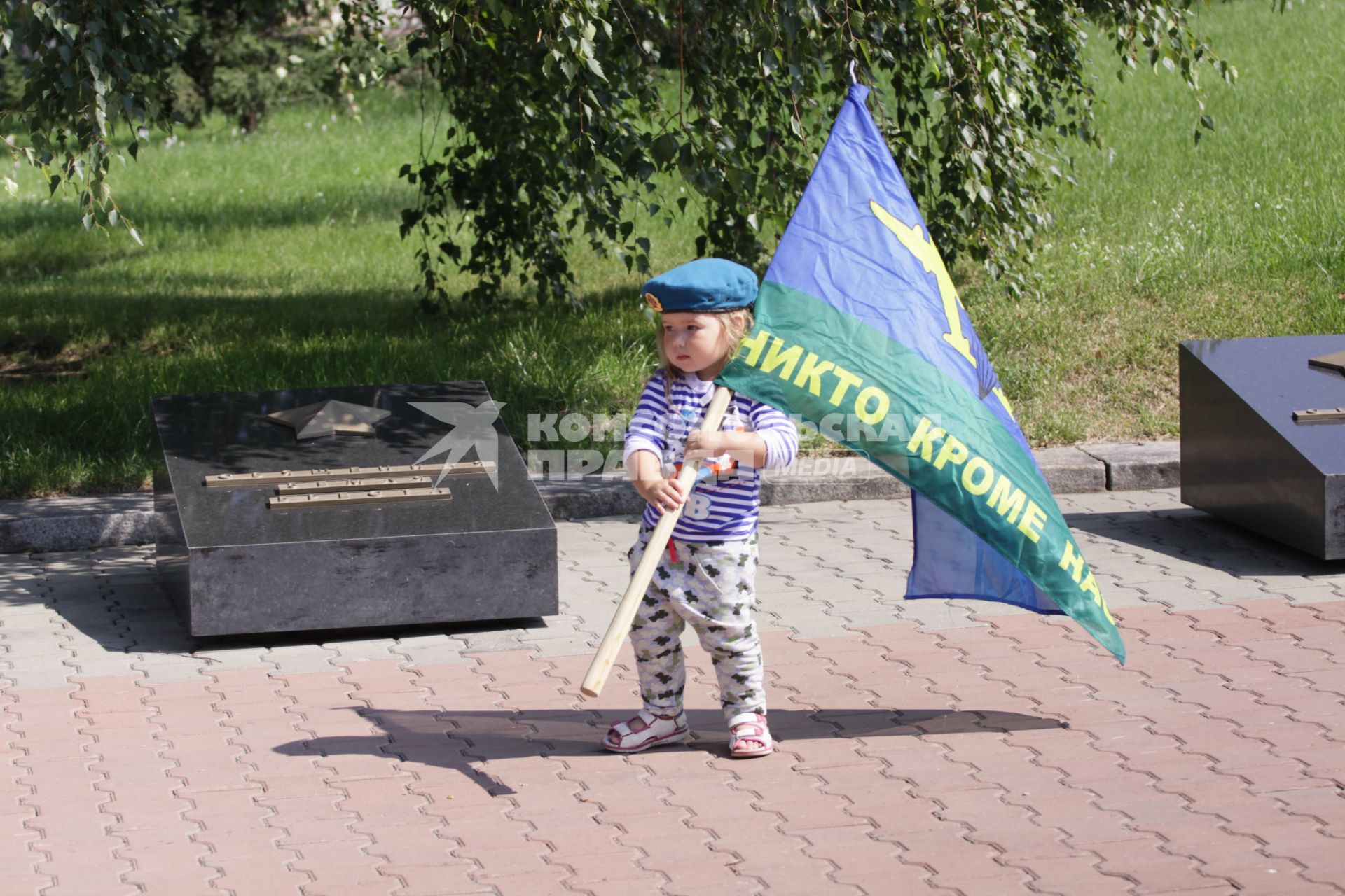 Барнаул.  Девочка  в форме десантника на празднике  Дня Воздушно-десантных войск России.