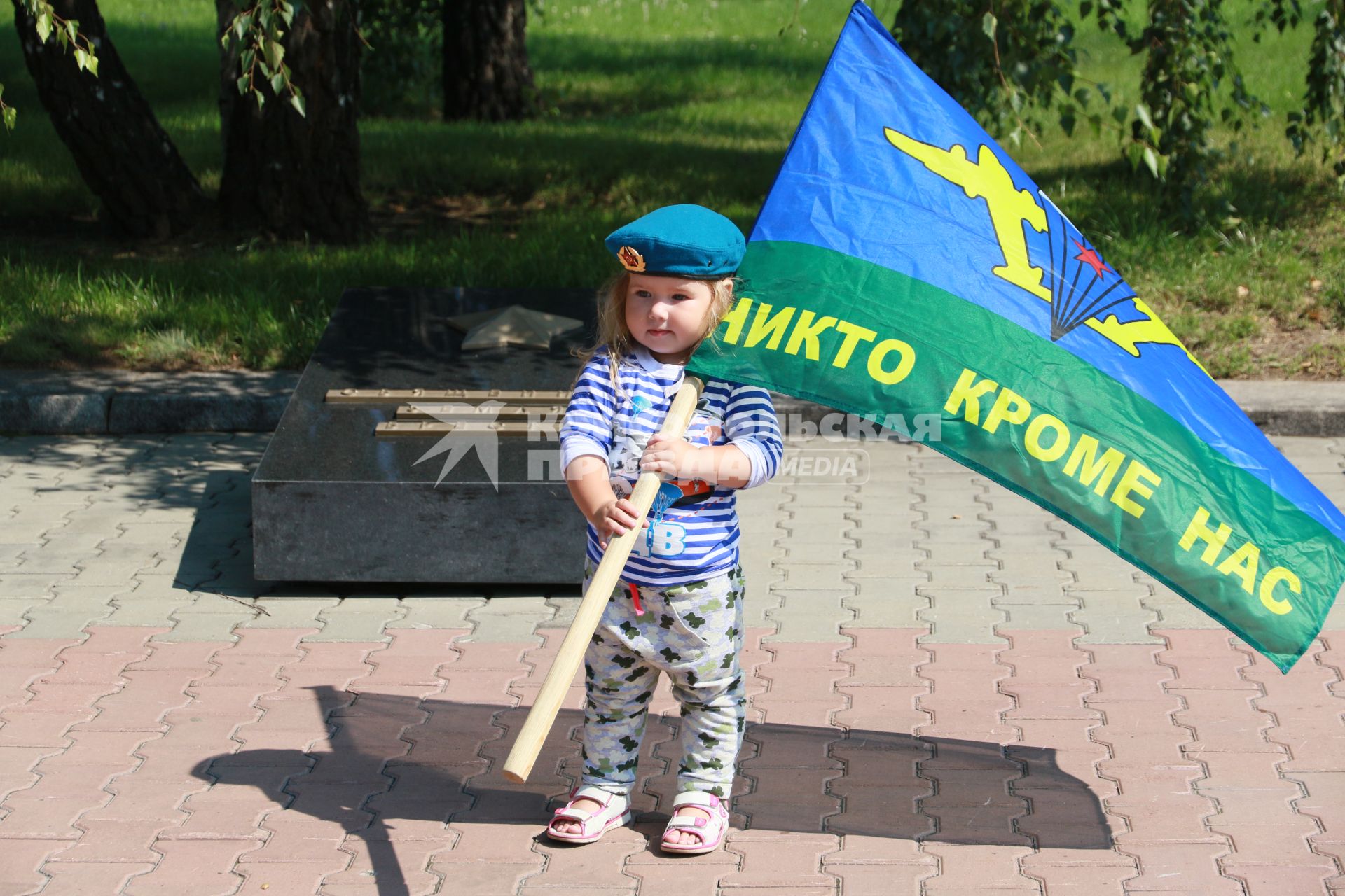 Барнаул.  Девочка  в форме десантника на празднике  Дня Воздушно-десантных войск России.