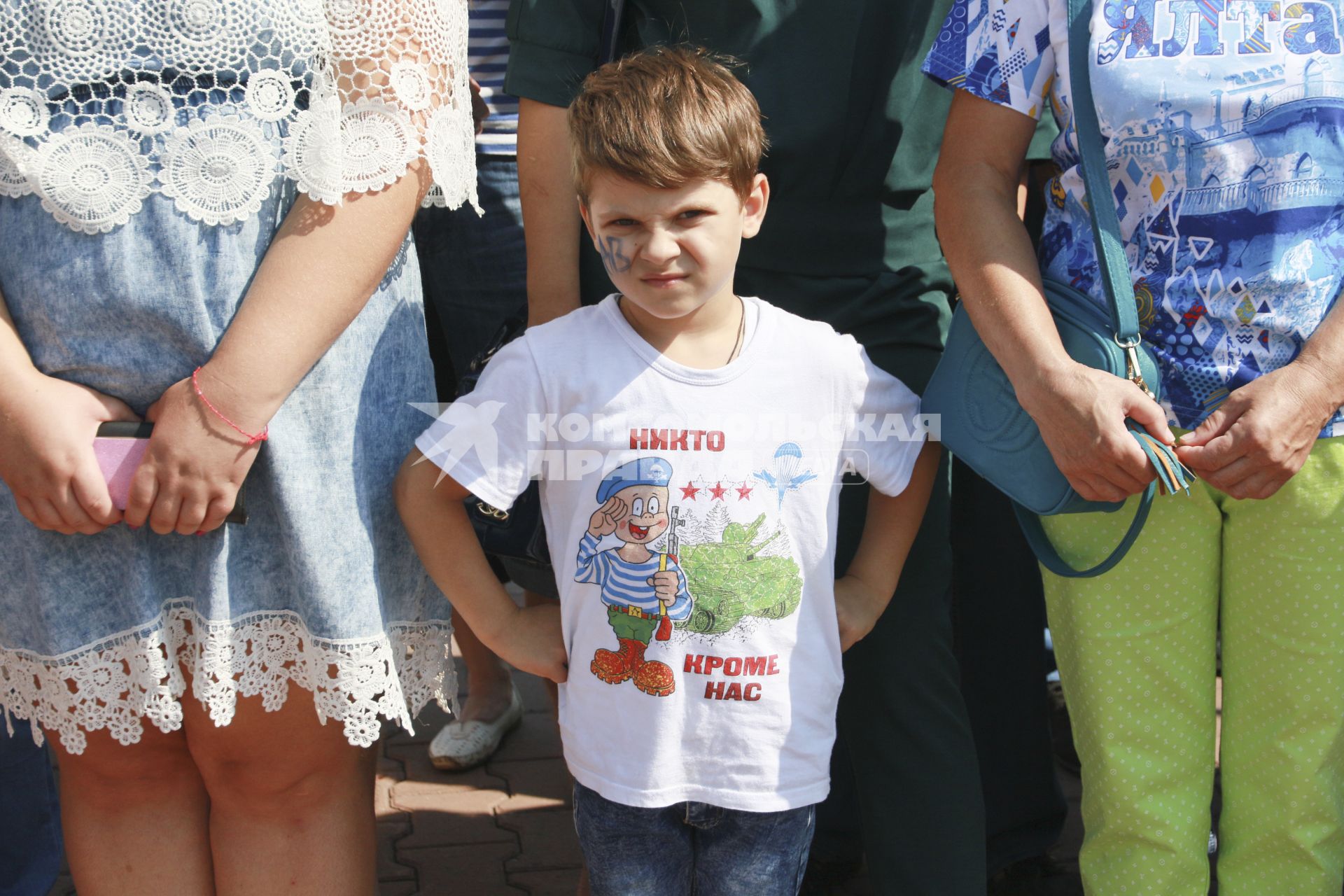 Барнаул.  Мальчик  на празднике  Дня Воздушно-десантных войск России.