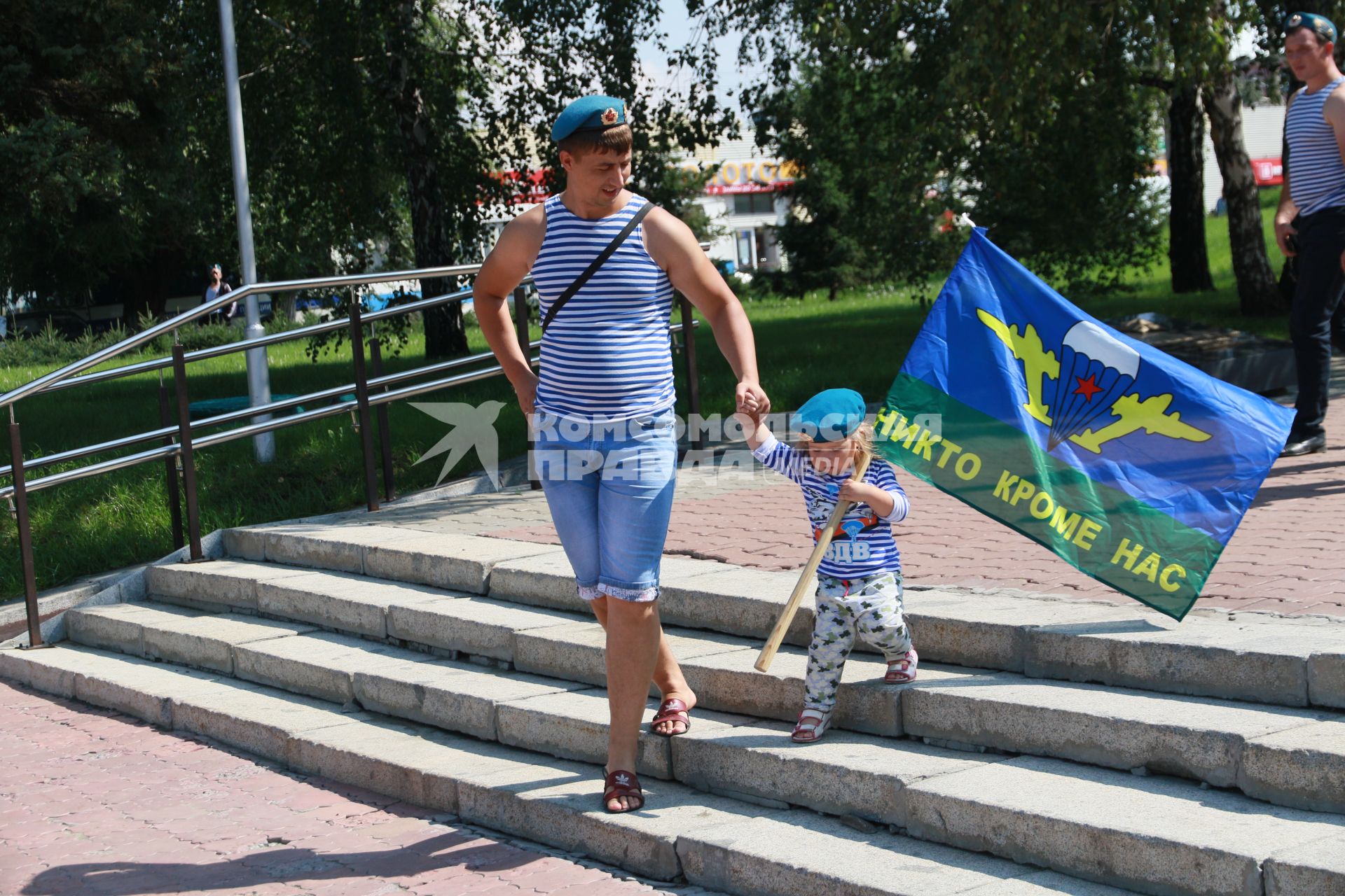 Барнаул.  Мужчина сдевочкой в форме десантника на празднике  Дня Воздушно-десантных войск России.