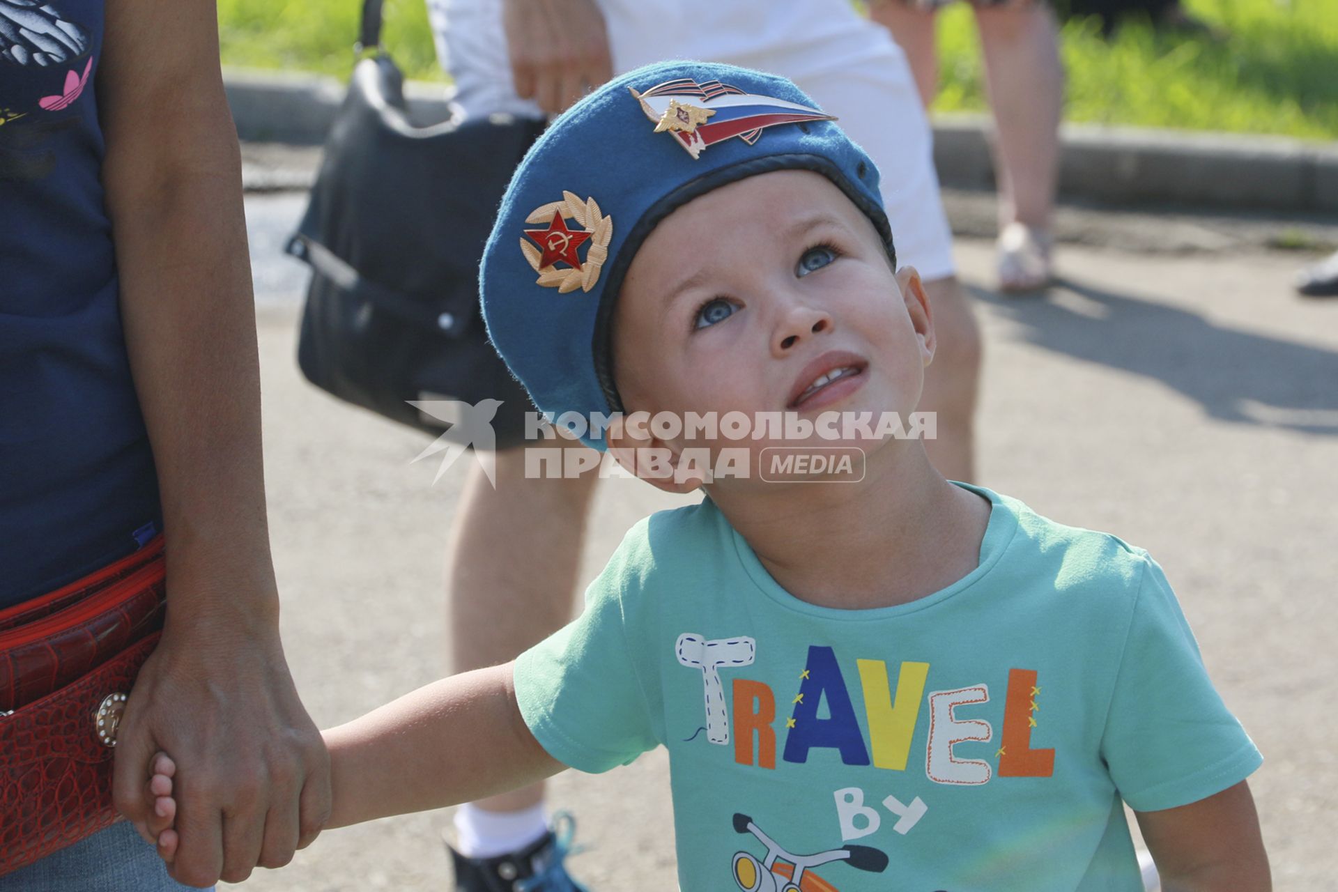 Барнаул.  Мальчик в берете десантника на празднике  Дня Воздушно-десантных войск России.