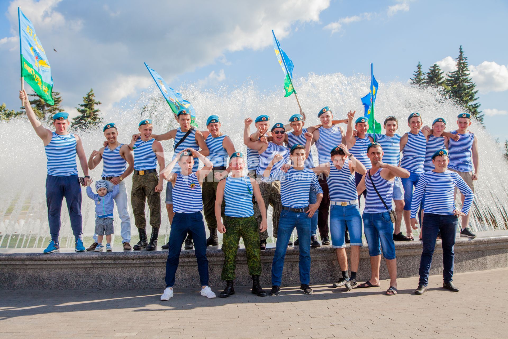 Уфа. Десантники во время празднования Дня Воздушно-десантных войск России.