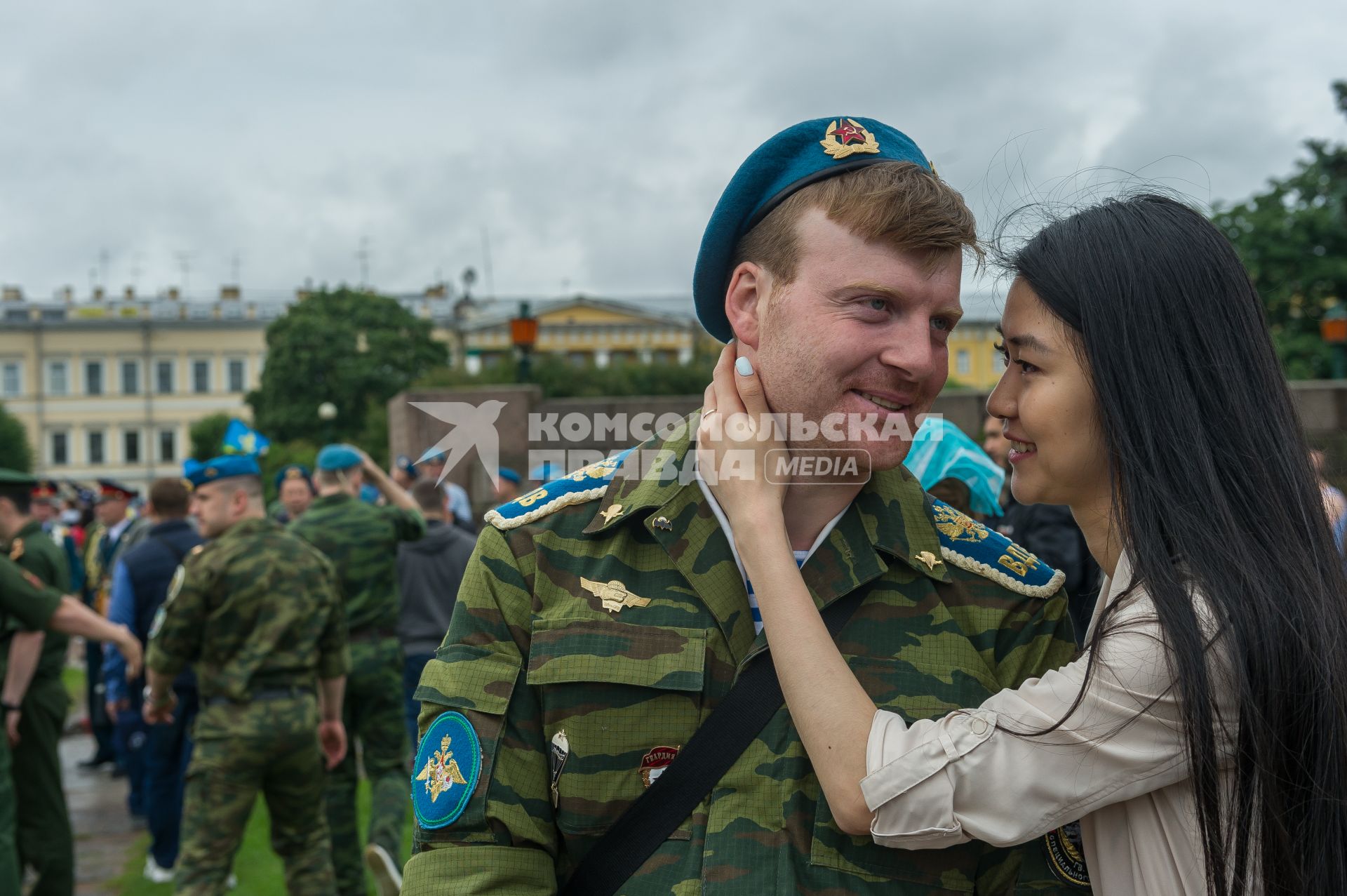 Санкт-Петербург.  Молодые люди во время празднования Дня Воздушно-десантных войск.