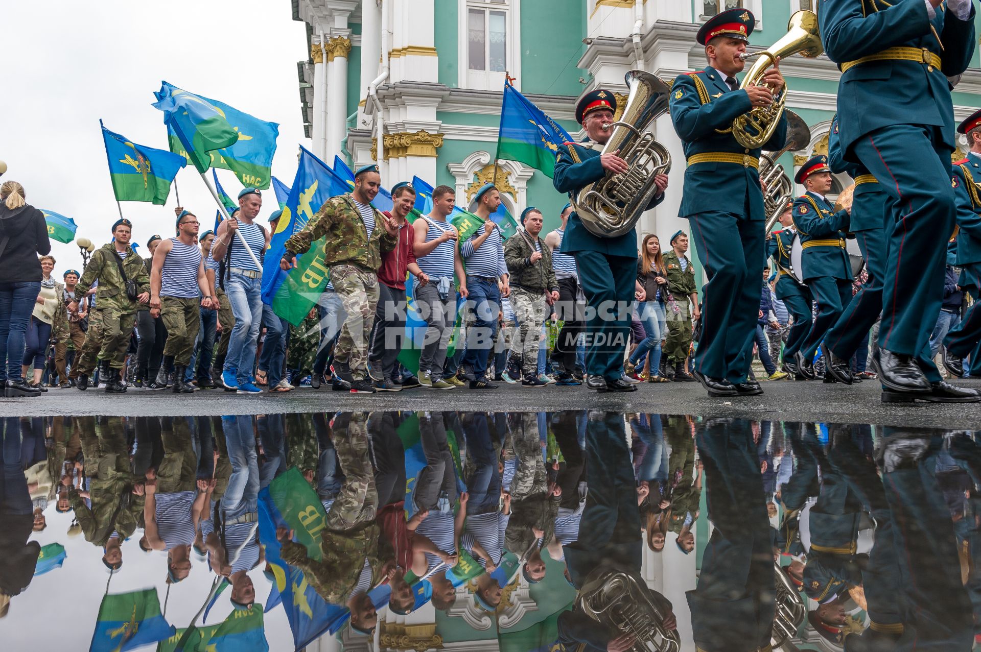 Санкт-Петербург.  Десантники на Дворцовой площади перед шествием к Марсову полю в День Воздушно-десантных войск.