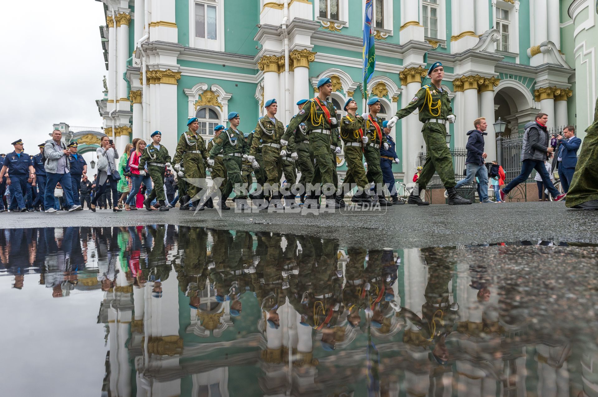 Санкт-Петербург.  Десантники на Дворцовой площади перед шествием к Марсову полю в День Воздушно-десантных войск.